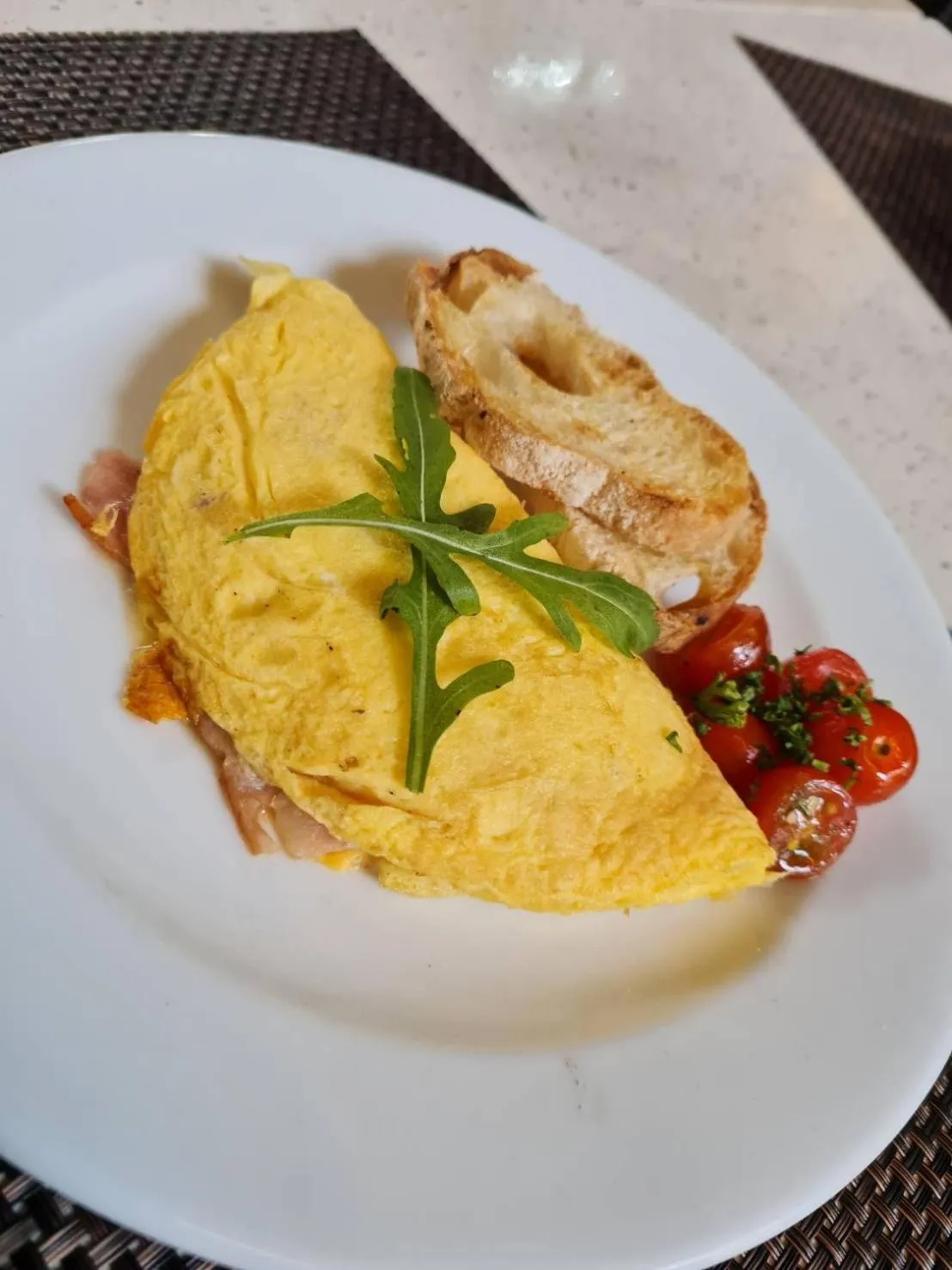 Food and drinks in The 3sis Hotel