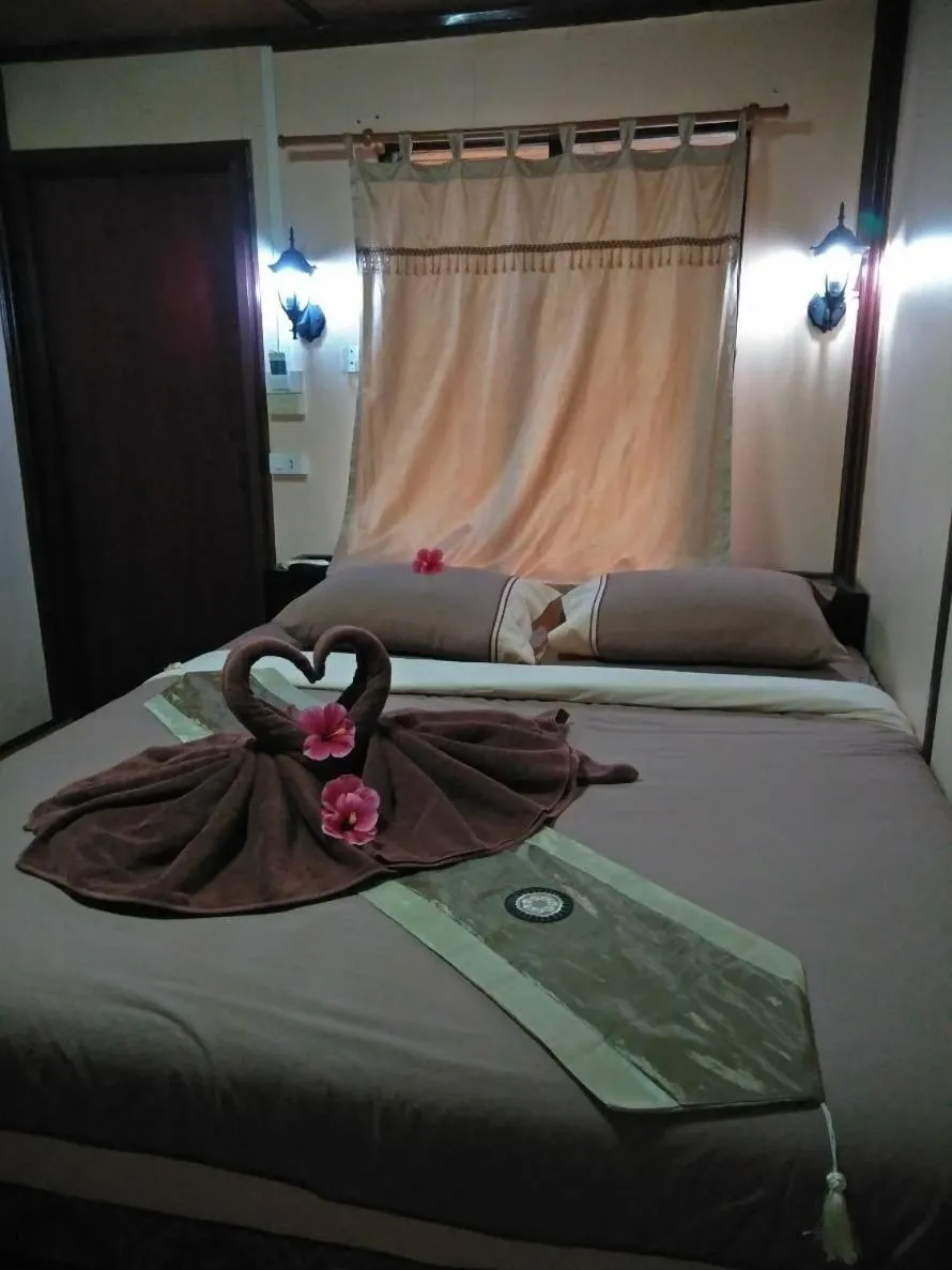 Bedroom, Bed in Phi Phi Green Hill Resort