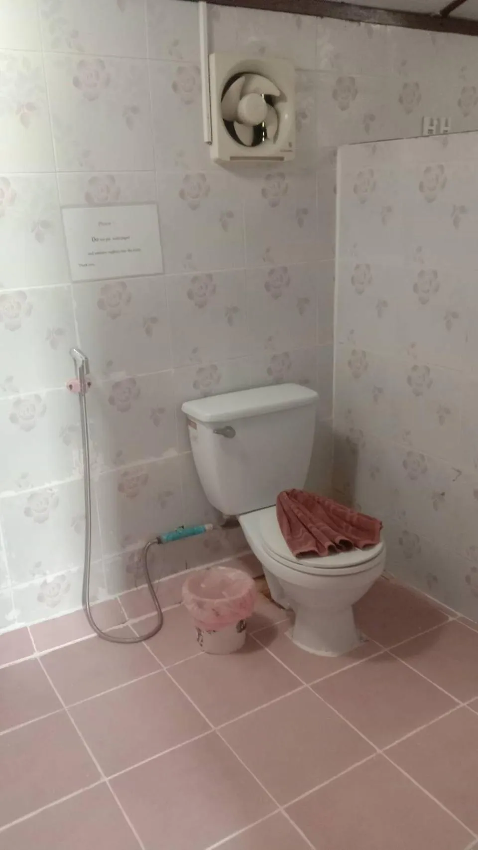 Toilet in Phi Phi Green Hill Resort