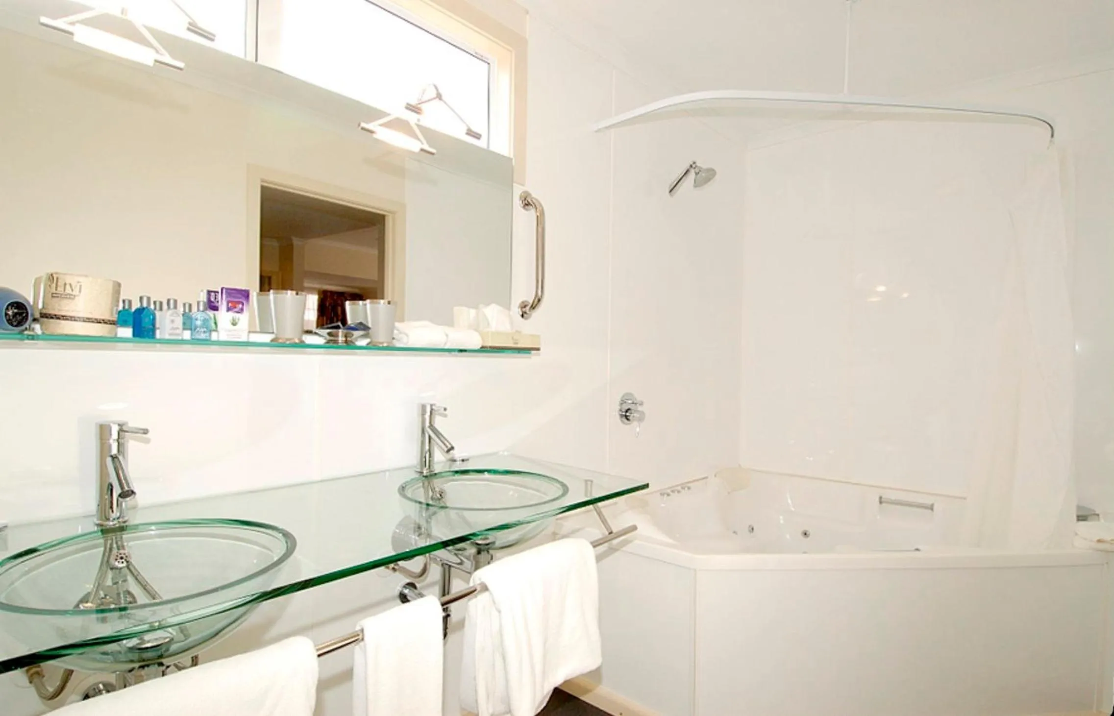 Bathroom in Marineland Beachfront Accommodation