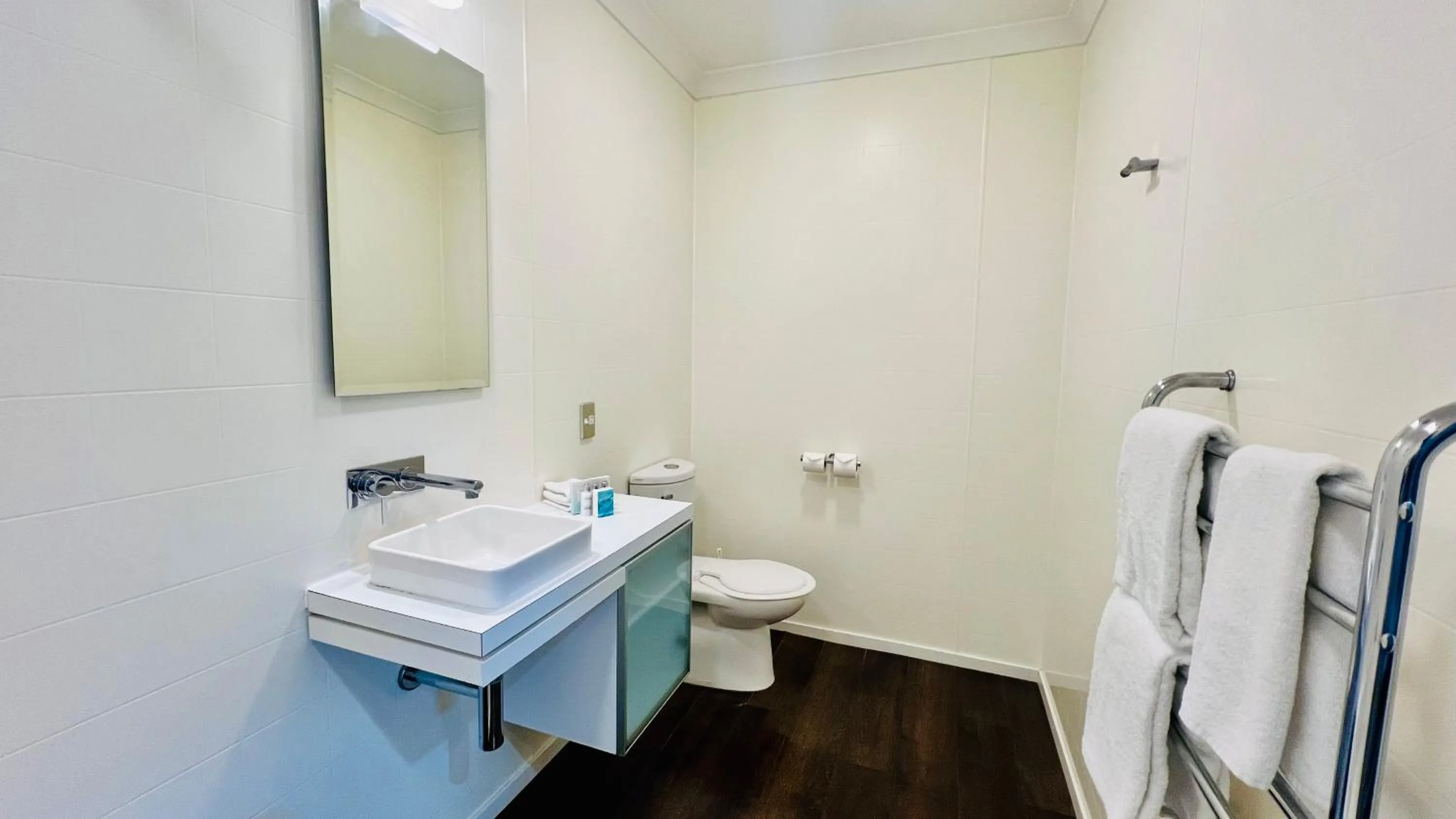 Bathroom in Marineland Beachfront Accommodation