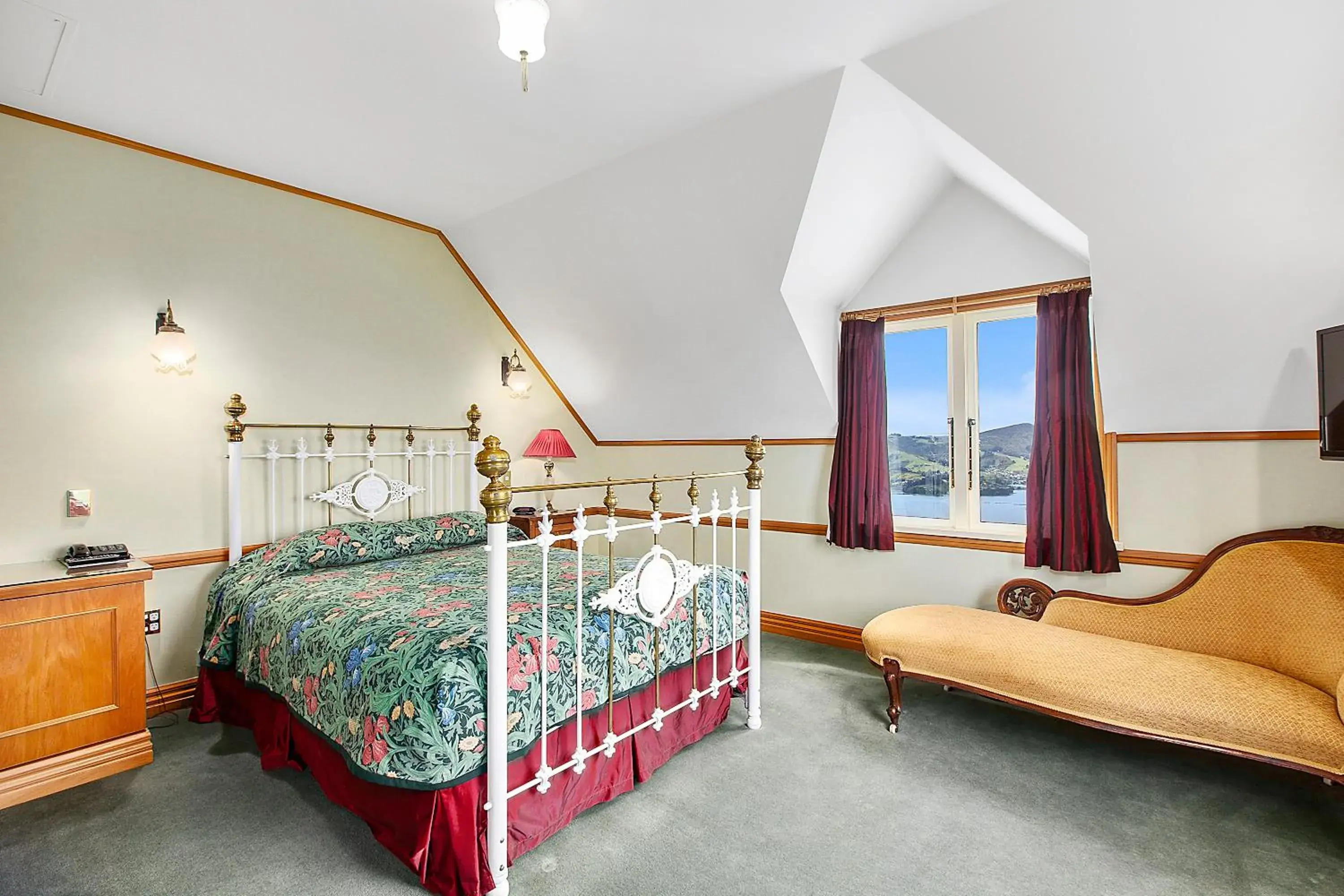 Bed in Larnach Lodge & Stable Stay Bed in Larnach Lodge & Stable Stay