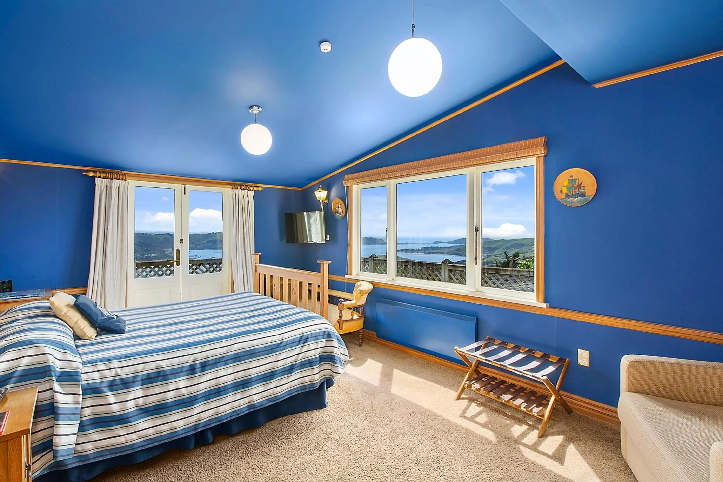 Bed in Larnach Lodge & Stable Stay