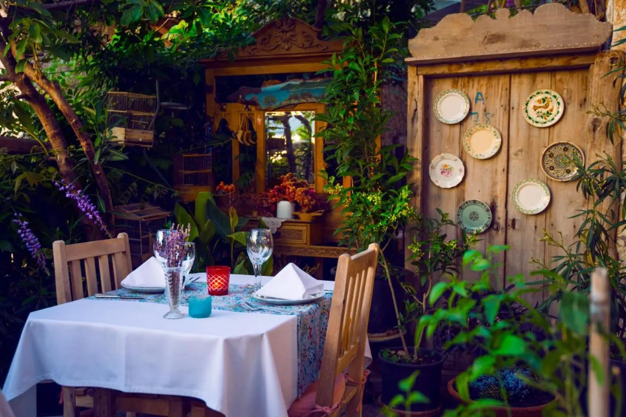 Restaurant/places to eat in Fidanka Hotel