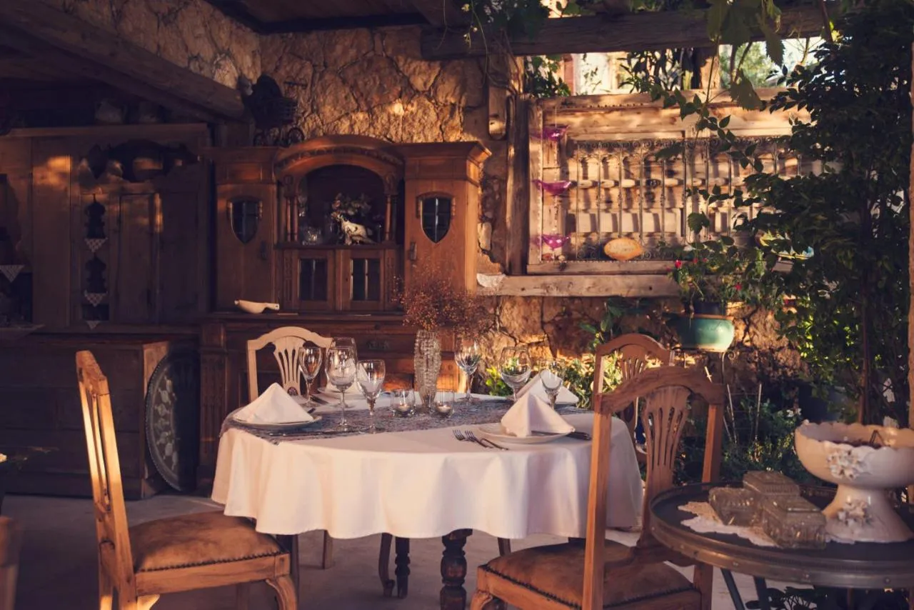 Restaurant/places to eat in Fidanka Hotel