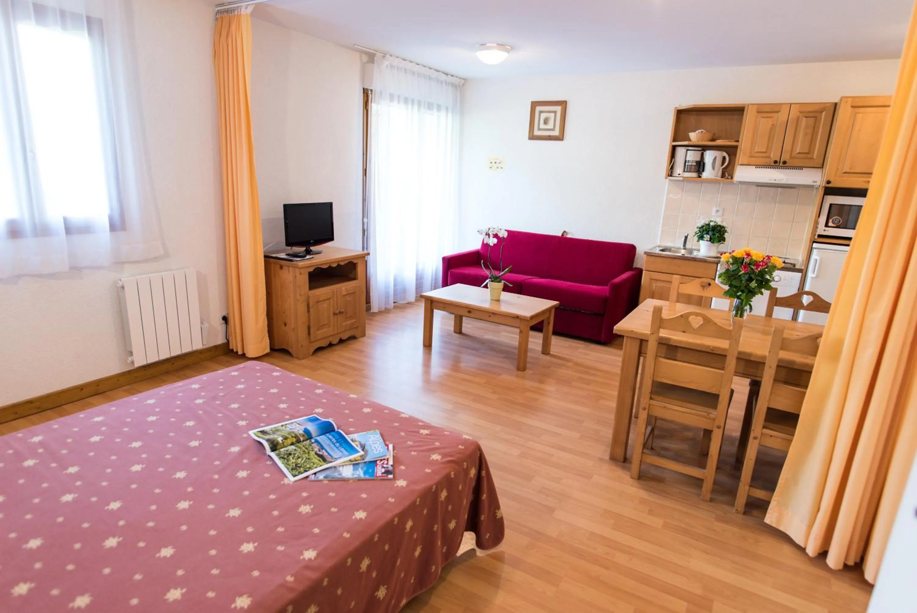 Communal lounge/ TV room, Bed in Résidence Vacancéole - Le Birdie