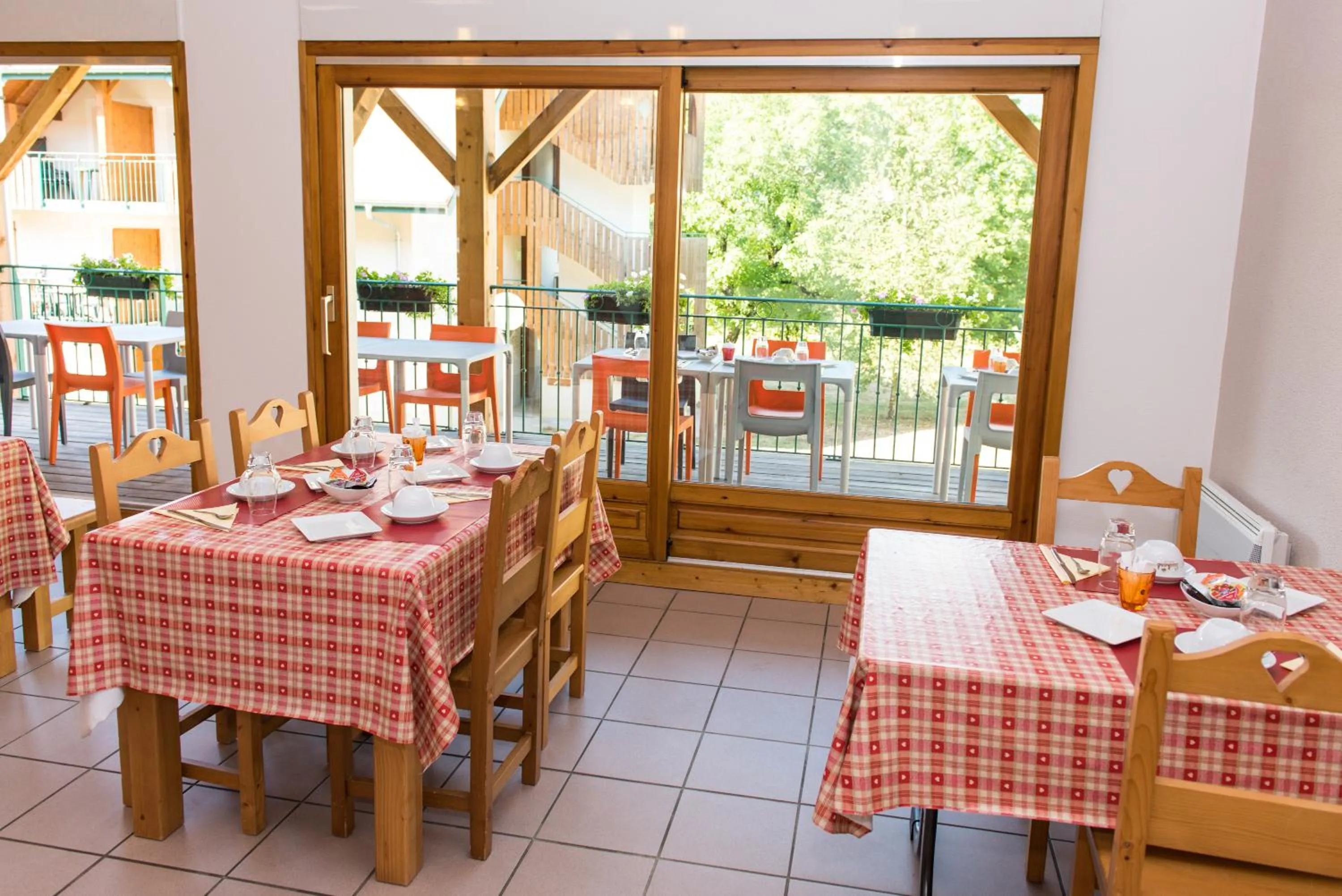 Continental breakfast in Résidence Vacancéole - Le Birdie