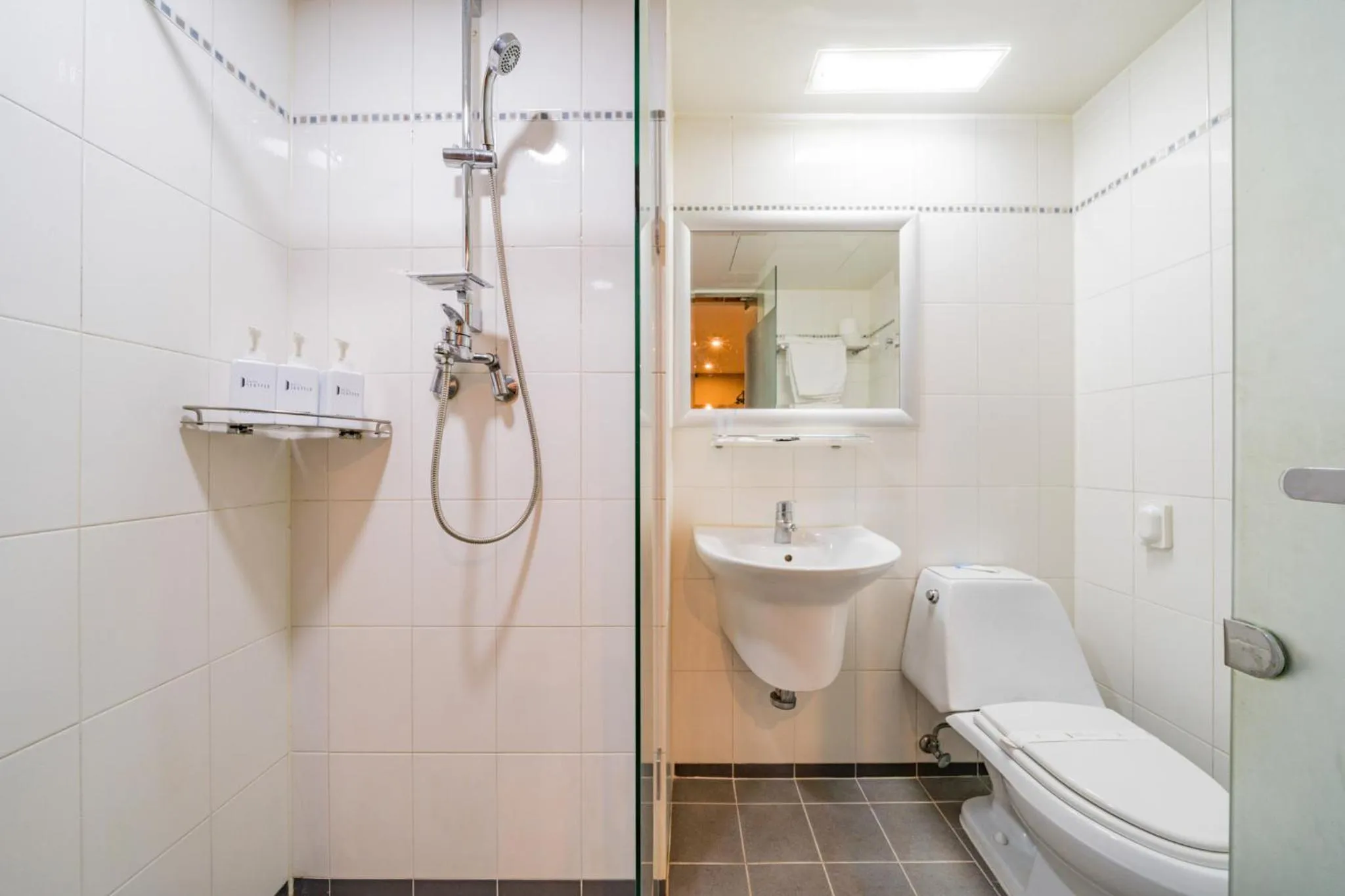 Shower in Incheon Airport Hotel Seattle