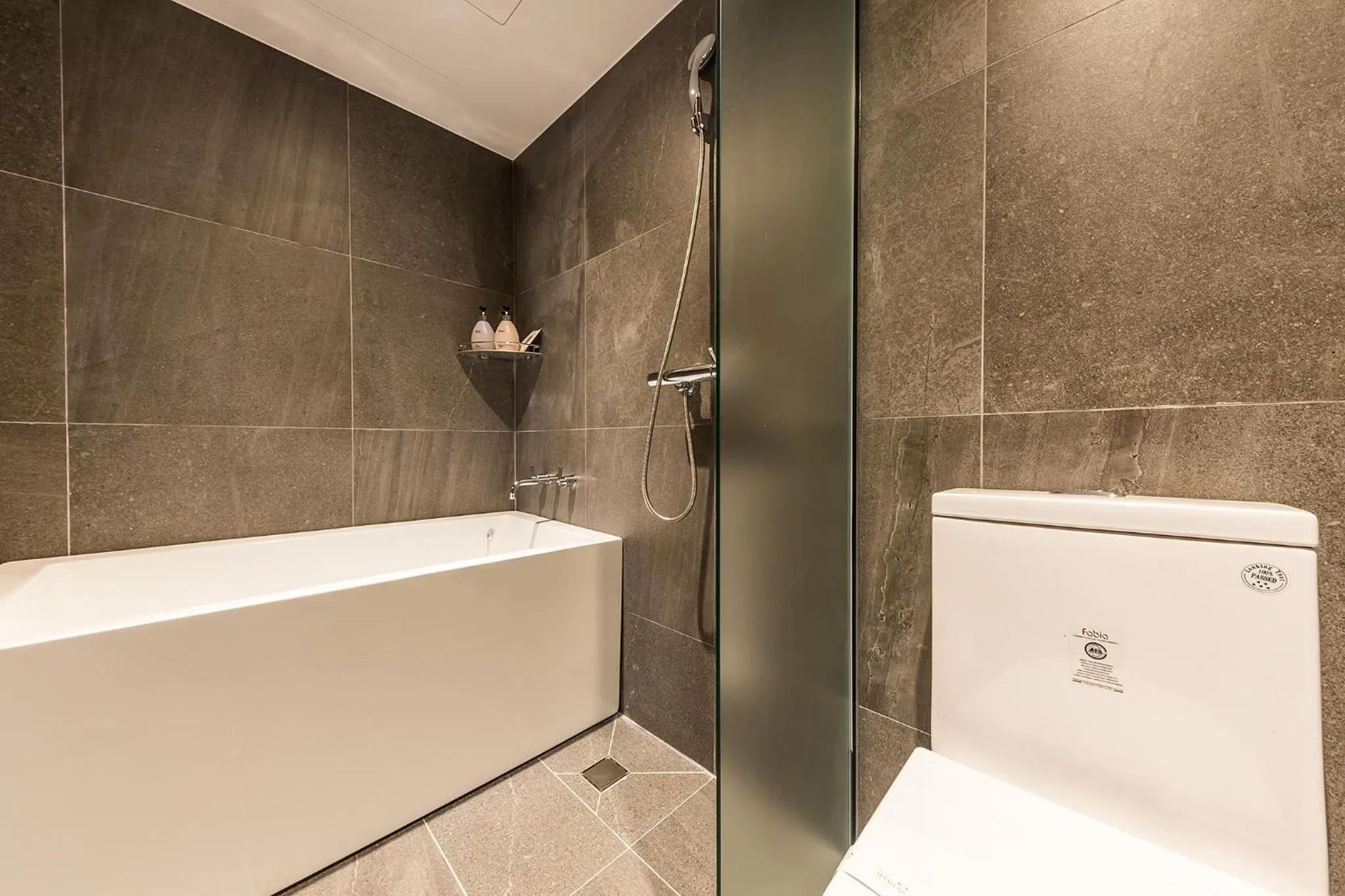 Shower in Incheon Airport Hotel Seattle