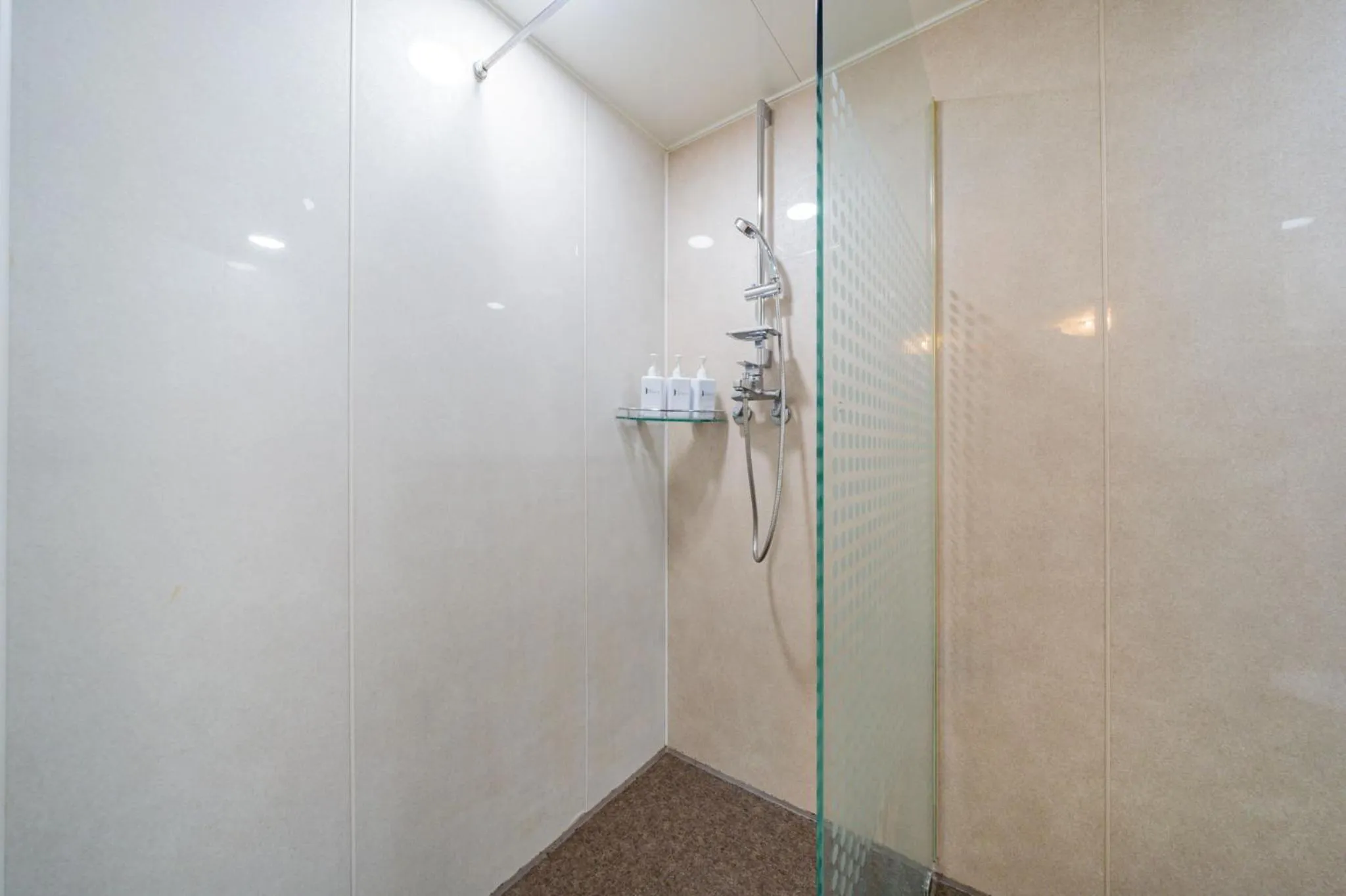 Shower in Incheon Airport Hotel Seattle