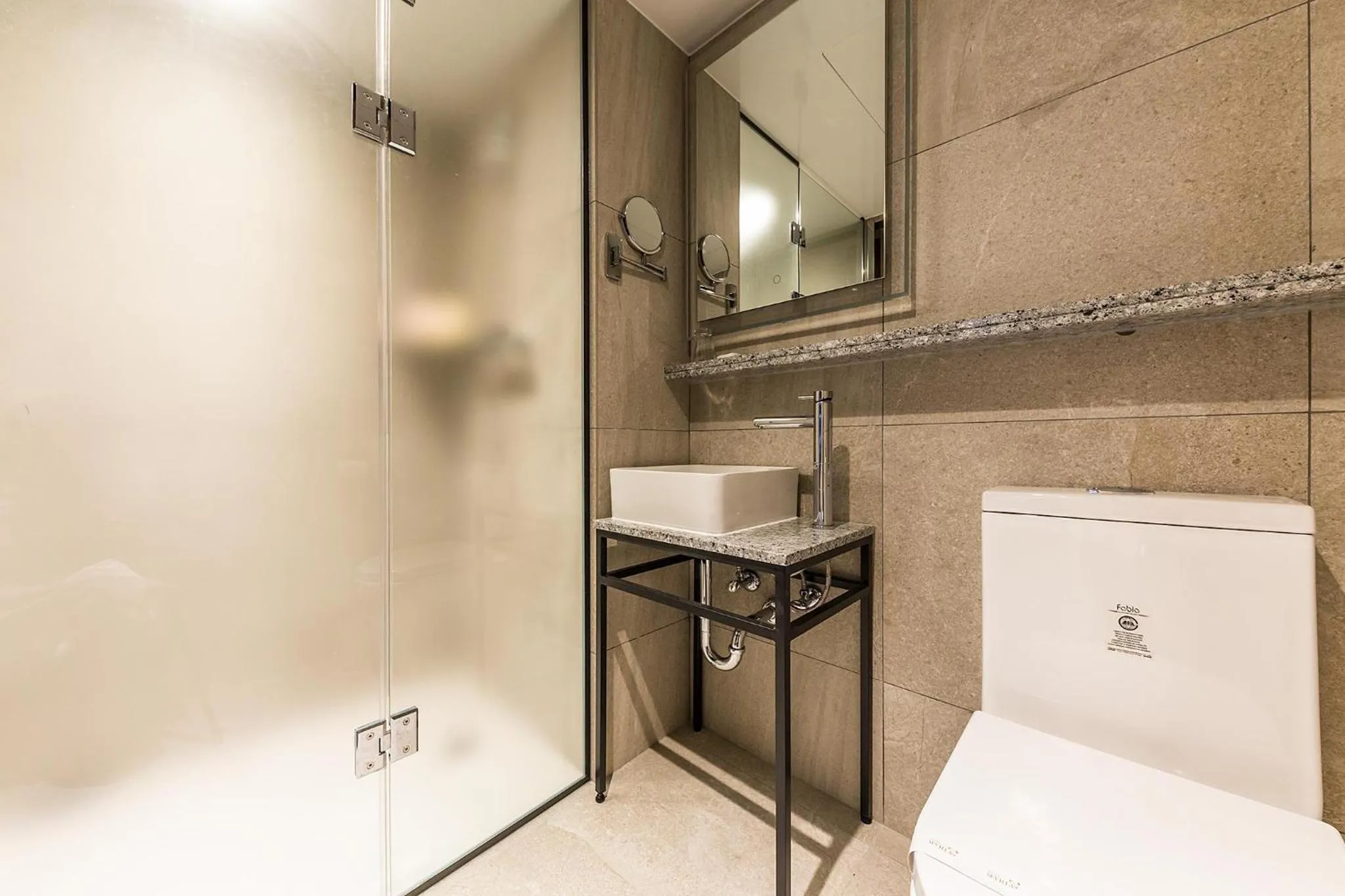 Shower in Incheon Airport Hotel Seattle