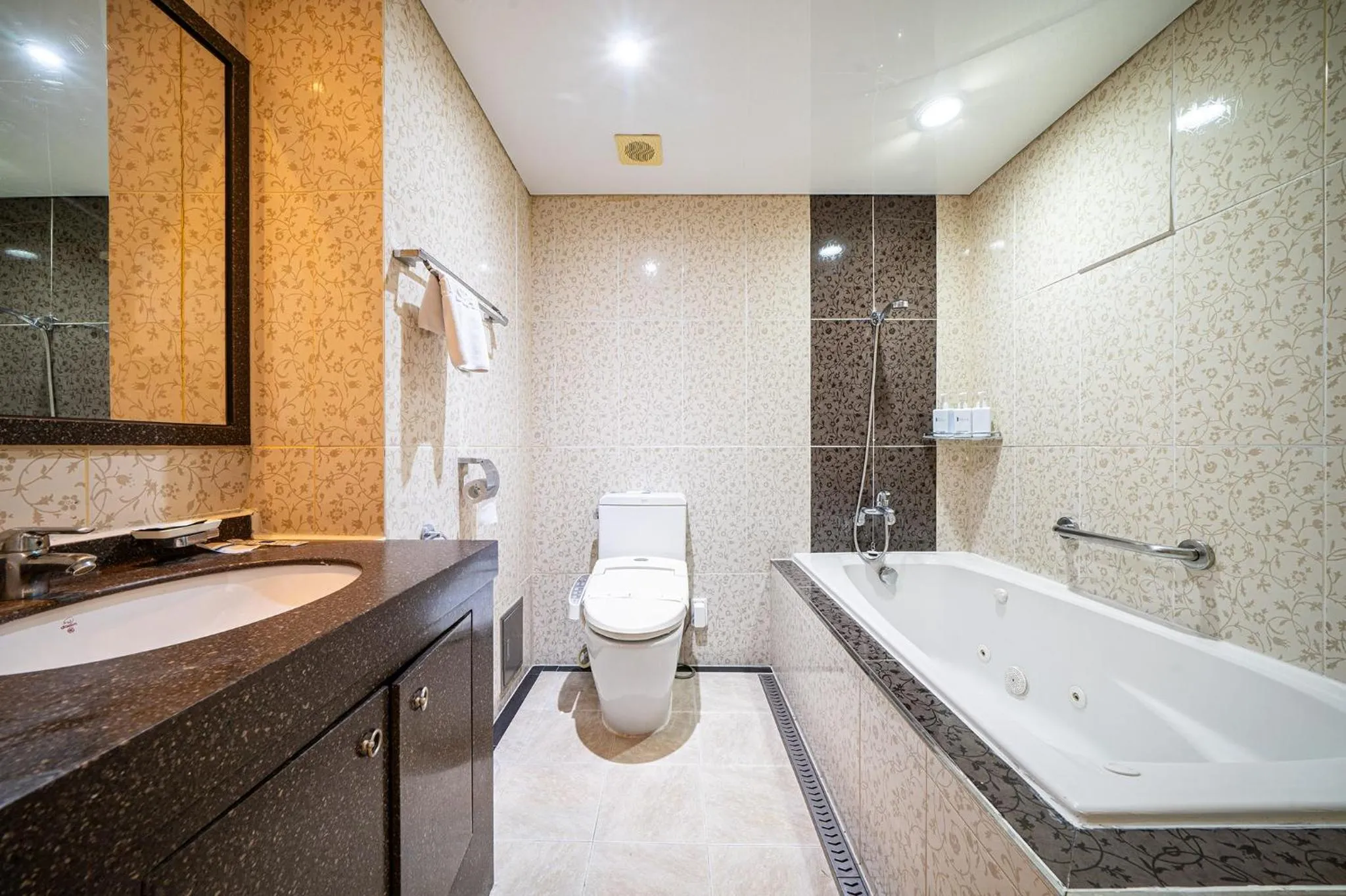 Shower in Incheon Airport Hotel Seattle