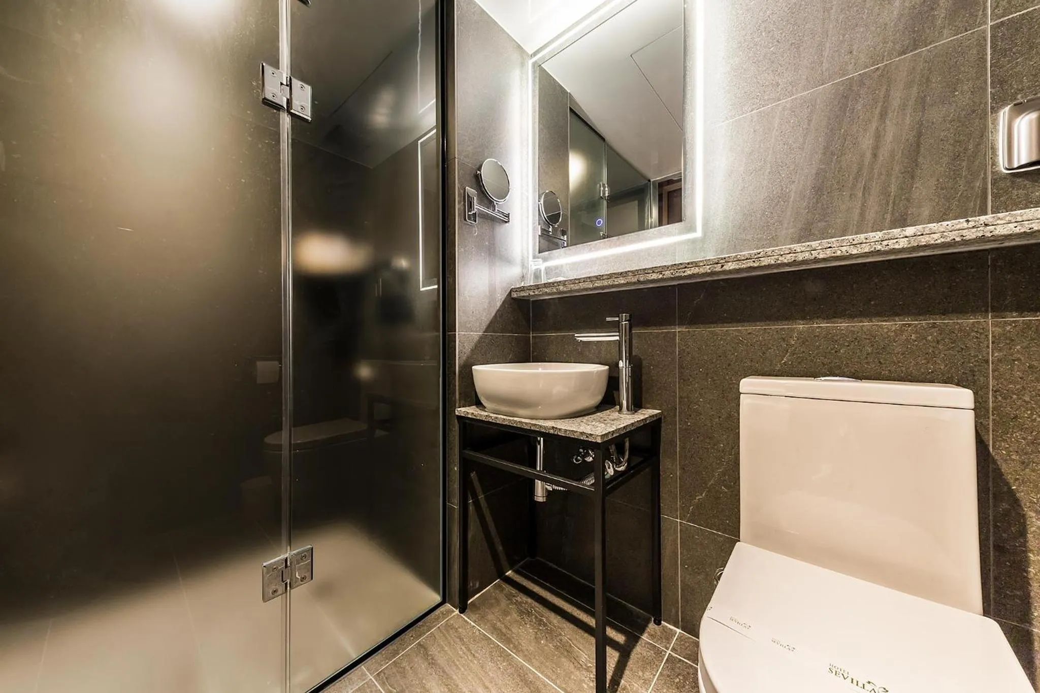 Shower in Incheon Airport Hotel Seattle