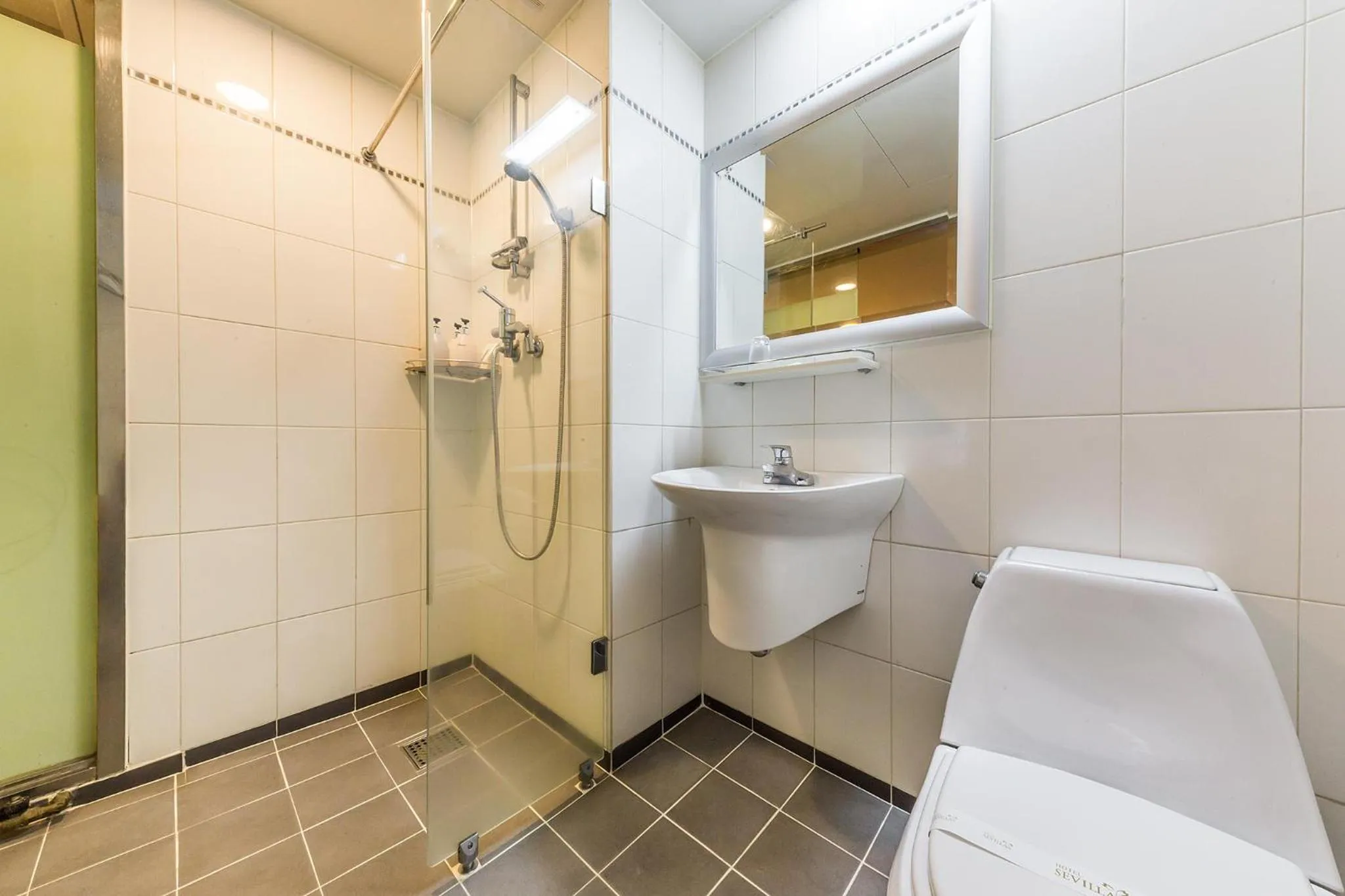 Shower in Incheon Airport Hotel Seattle