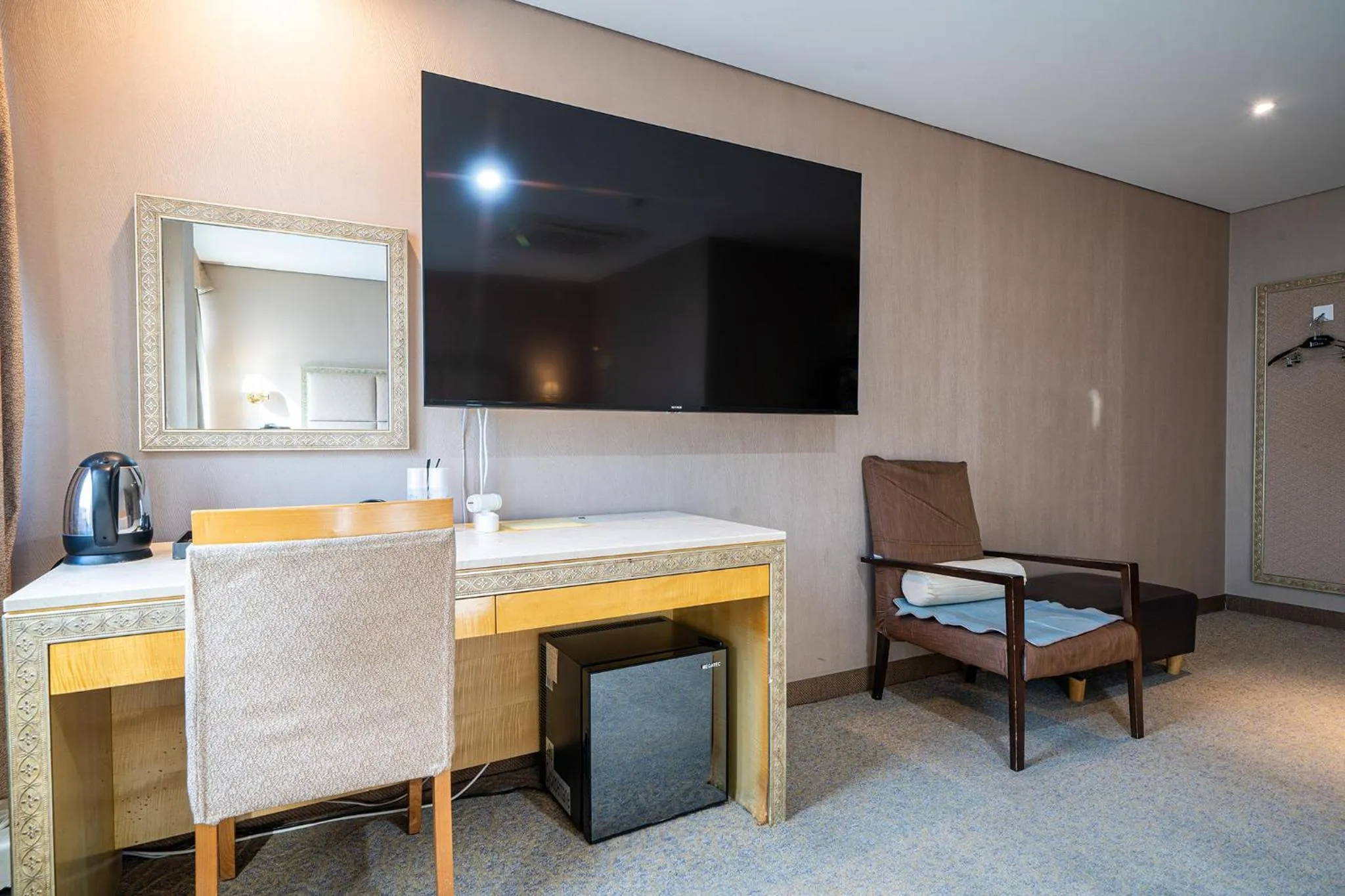 TV and multimedia in Incheon Airport Hotel Seattle