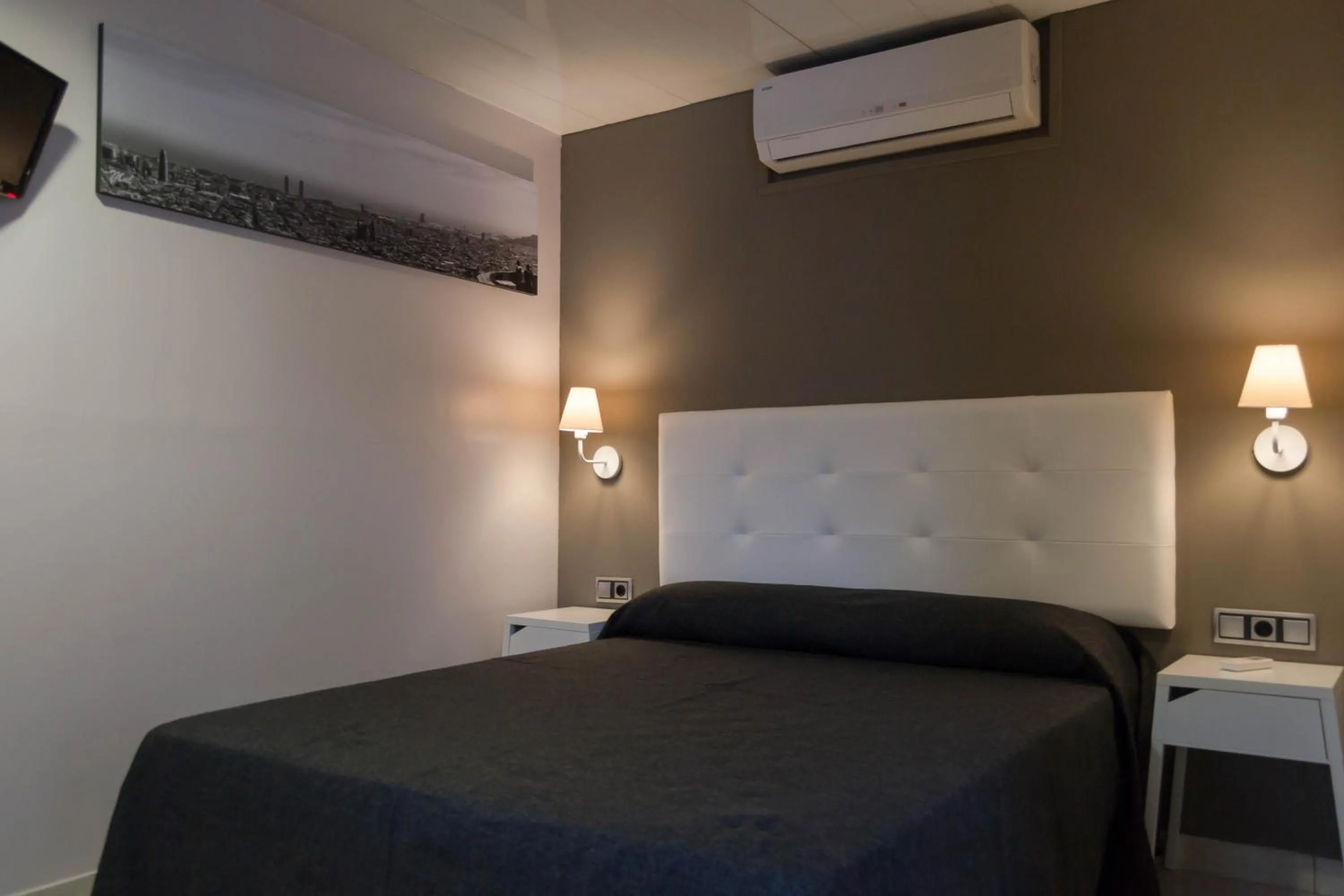 TV and multimedia, Bed in Hostal Sant Pau