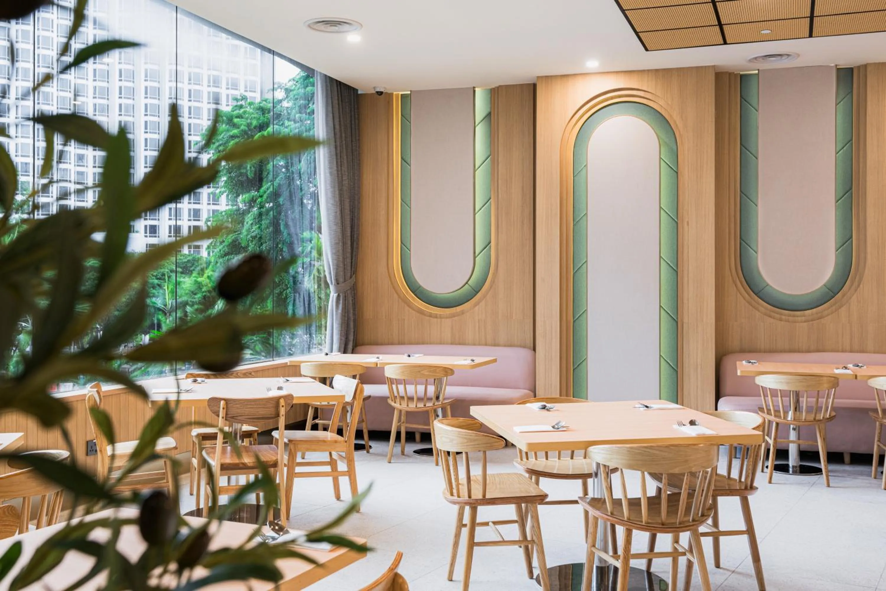 Restaurant/places to eat in Furama RiverFront