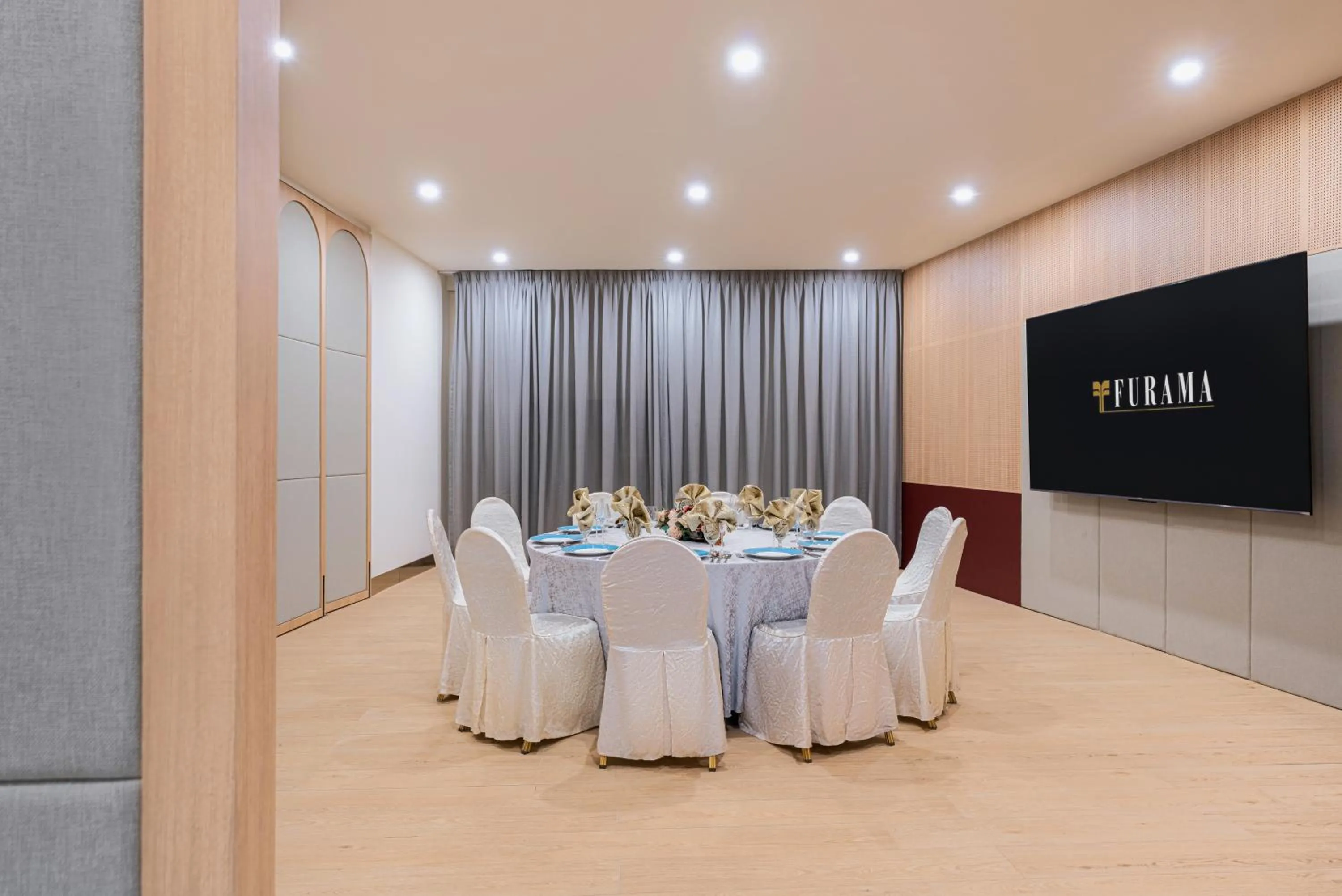 Restaurant/places to eat in Furama RiverFront