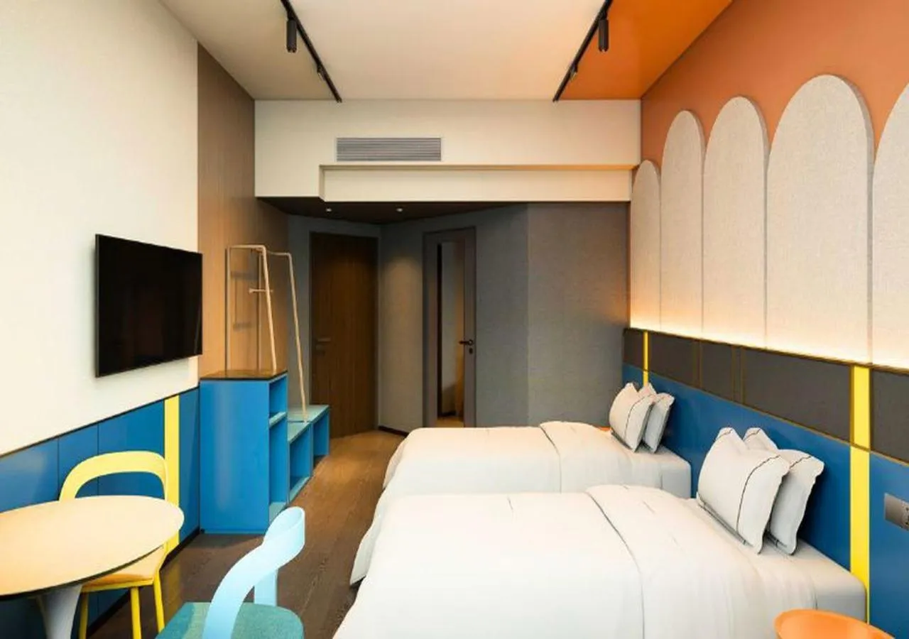 Bed in Furama City Centre