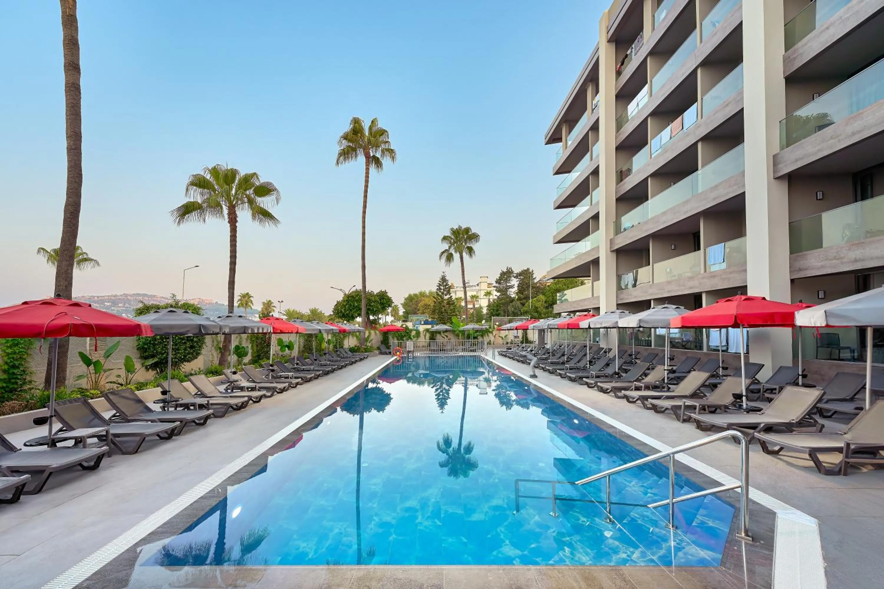 Swimming pool in Elysee Rive Hotel