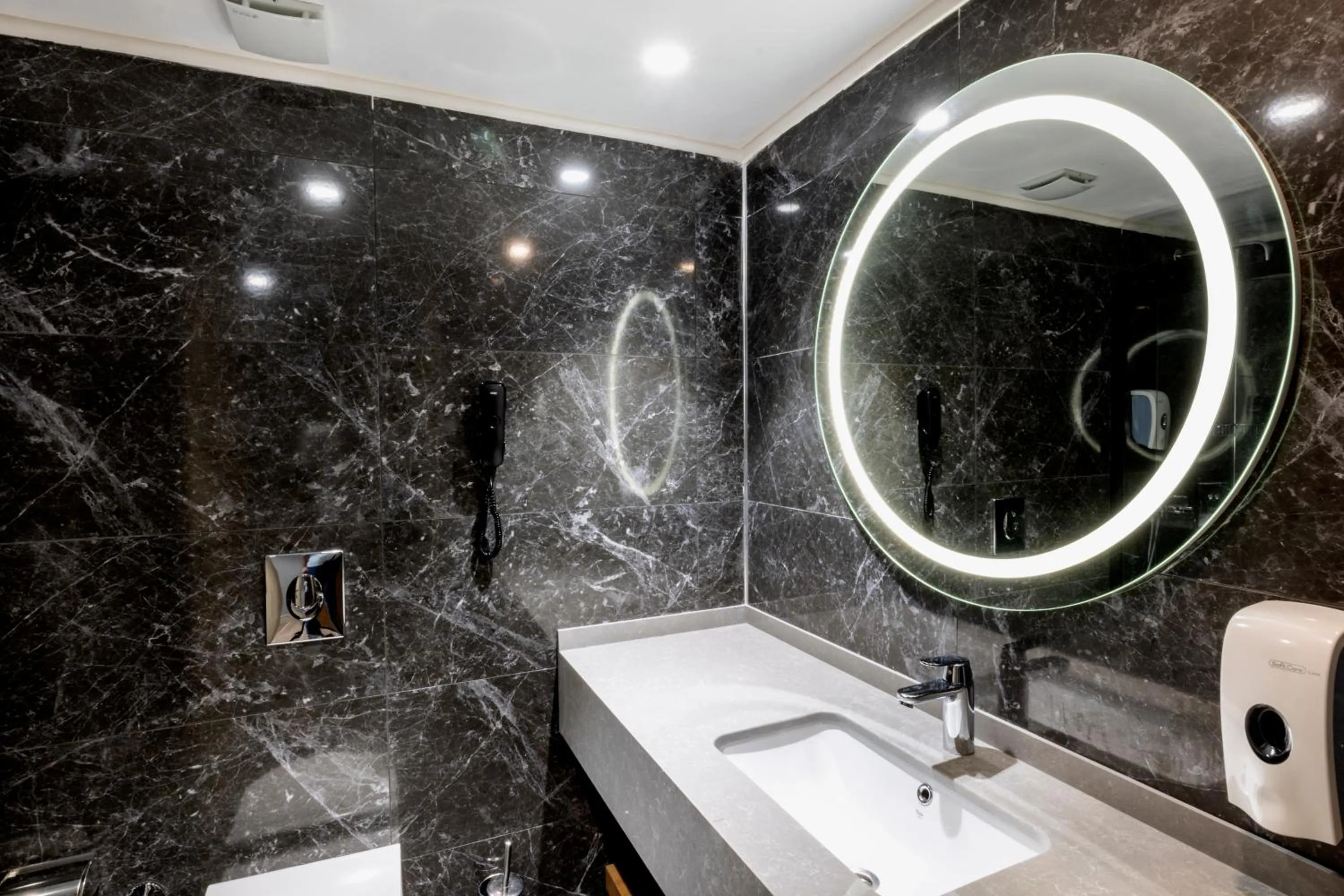 Bathroom in Elysee Rive Hotel