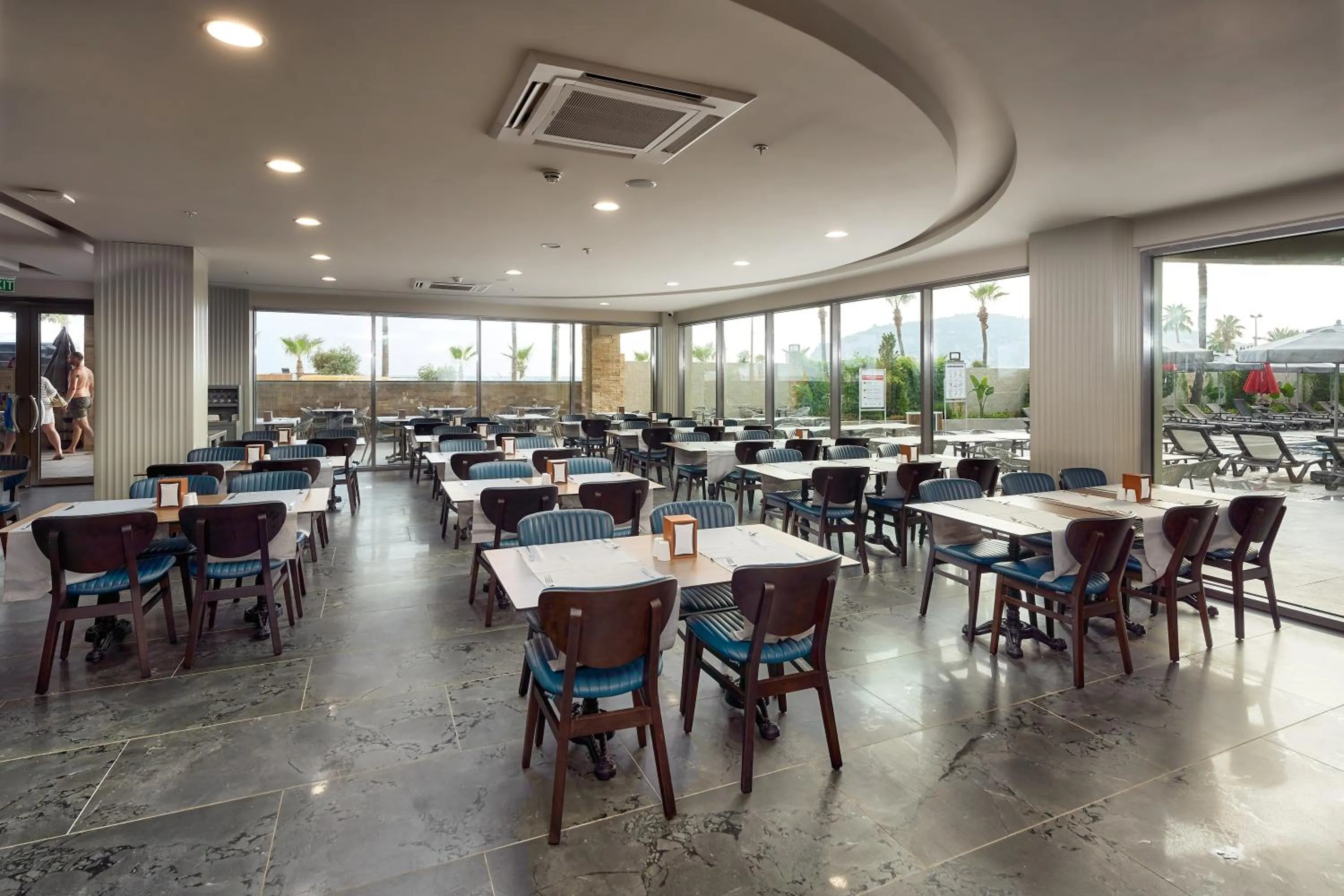 Restaurant/places to eat in Elysee Rive Hotel
