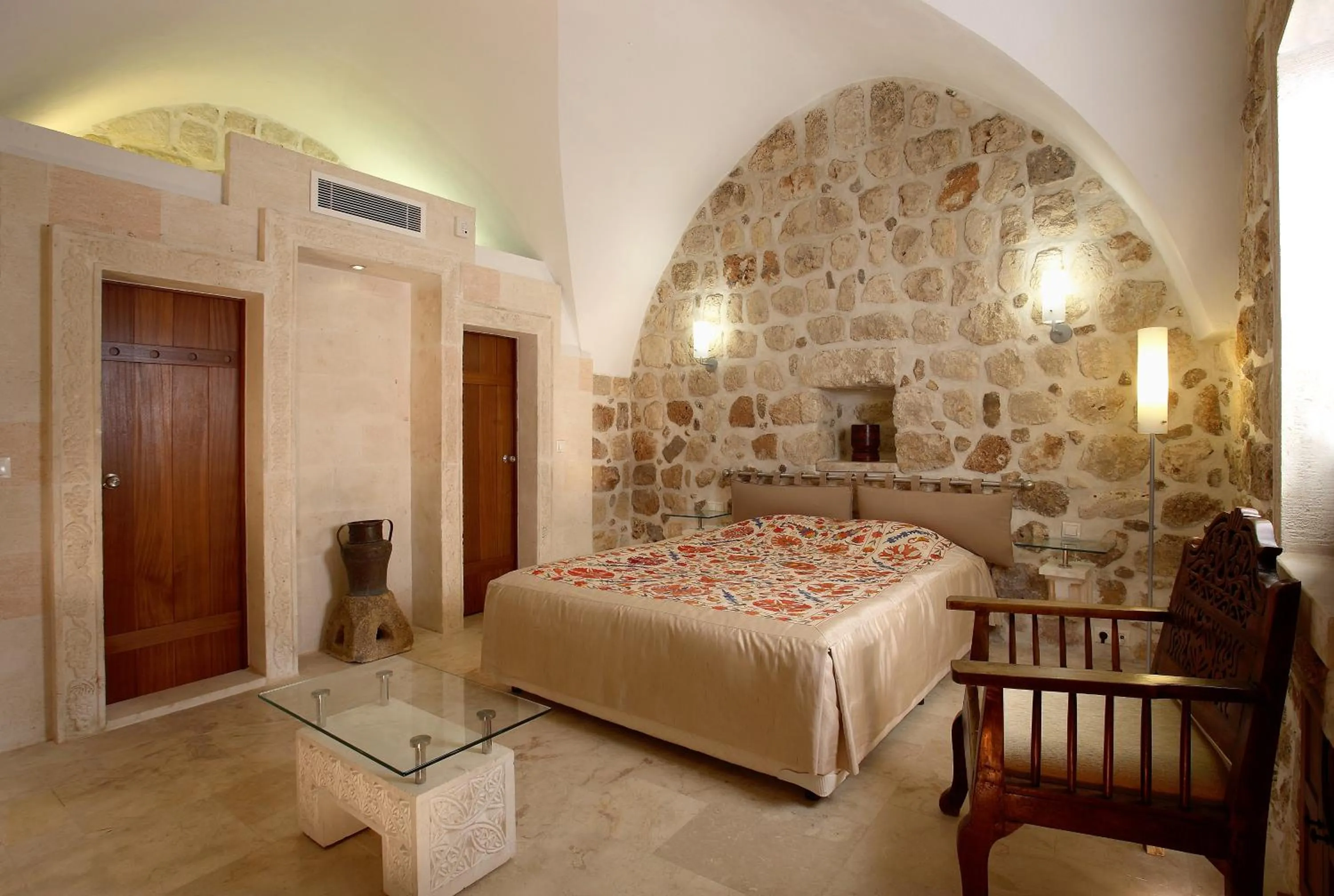 Bed in Kasr-i Nehroz Hotel