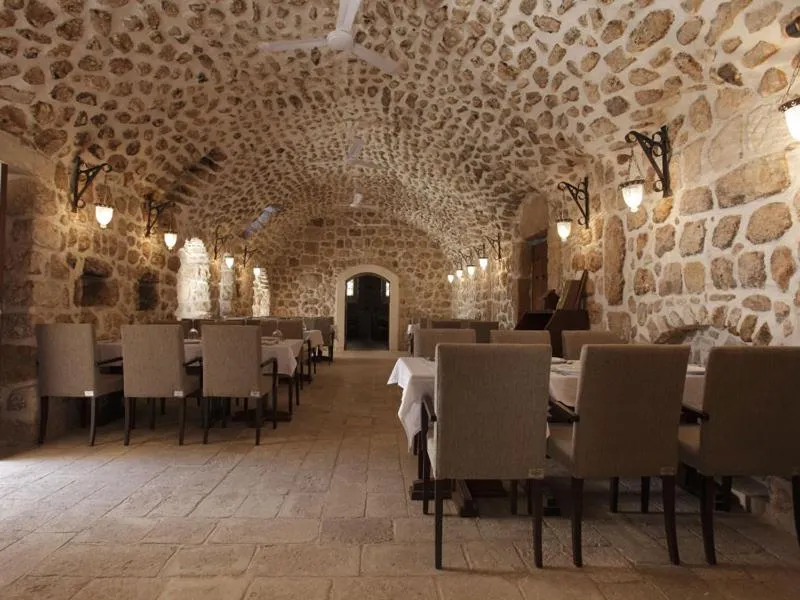 Dining area in Kasr-i Nehroz Hotel