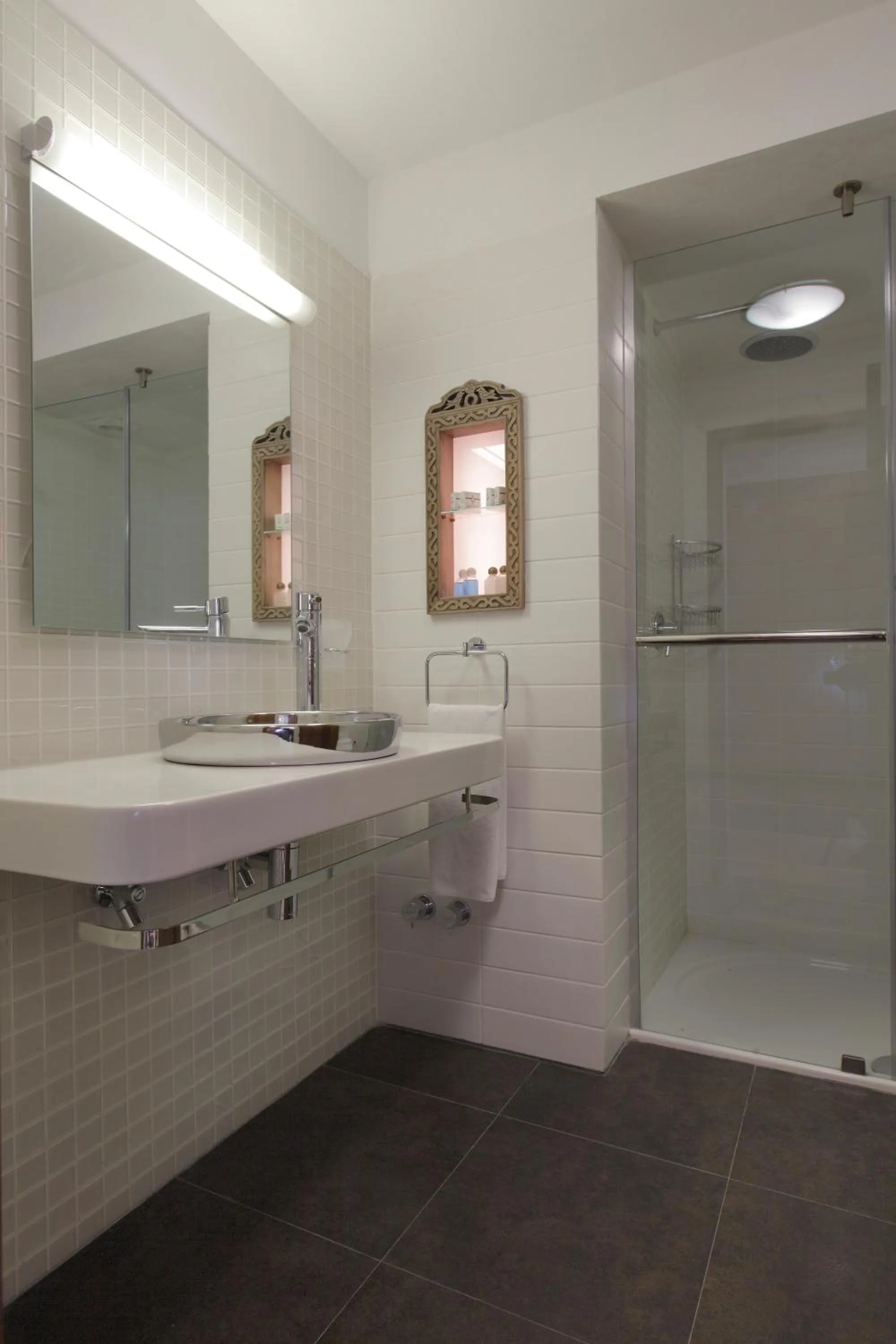 Shower in Kasr-i Nehroz Hotel