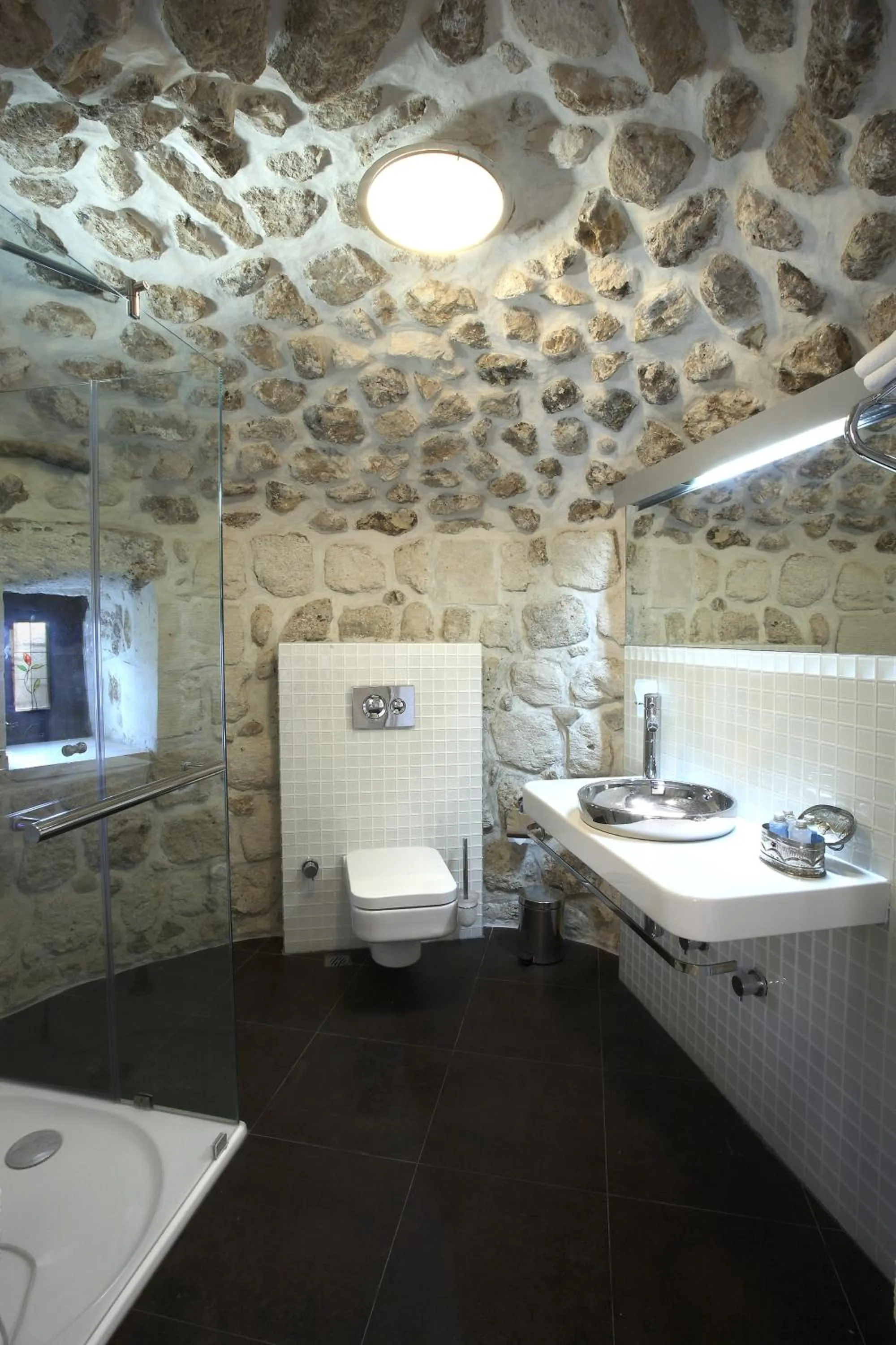 Shower in Kasr-i Nehroz Hotel