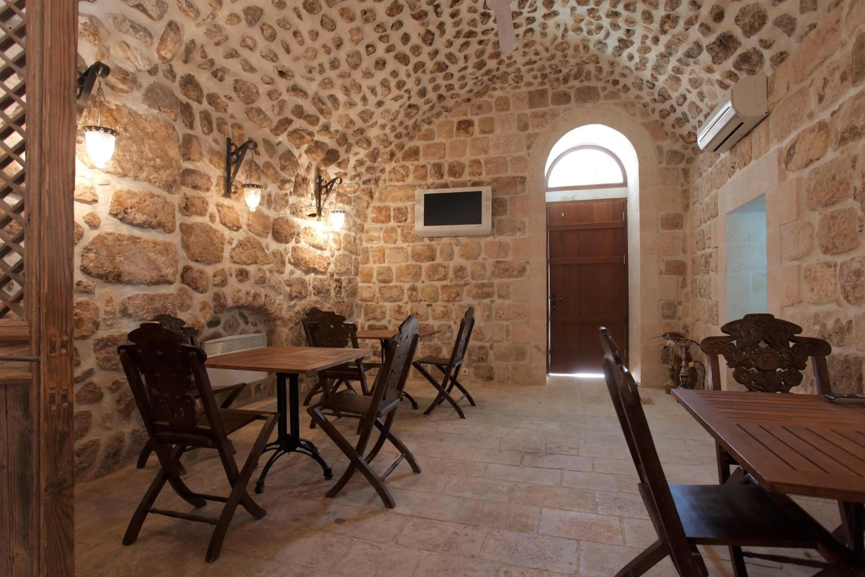 Restaurant/places to eat in Kasr-i Nehroz Hotel