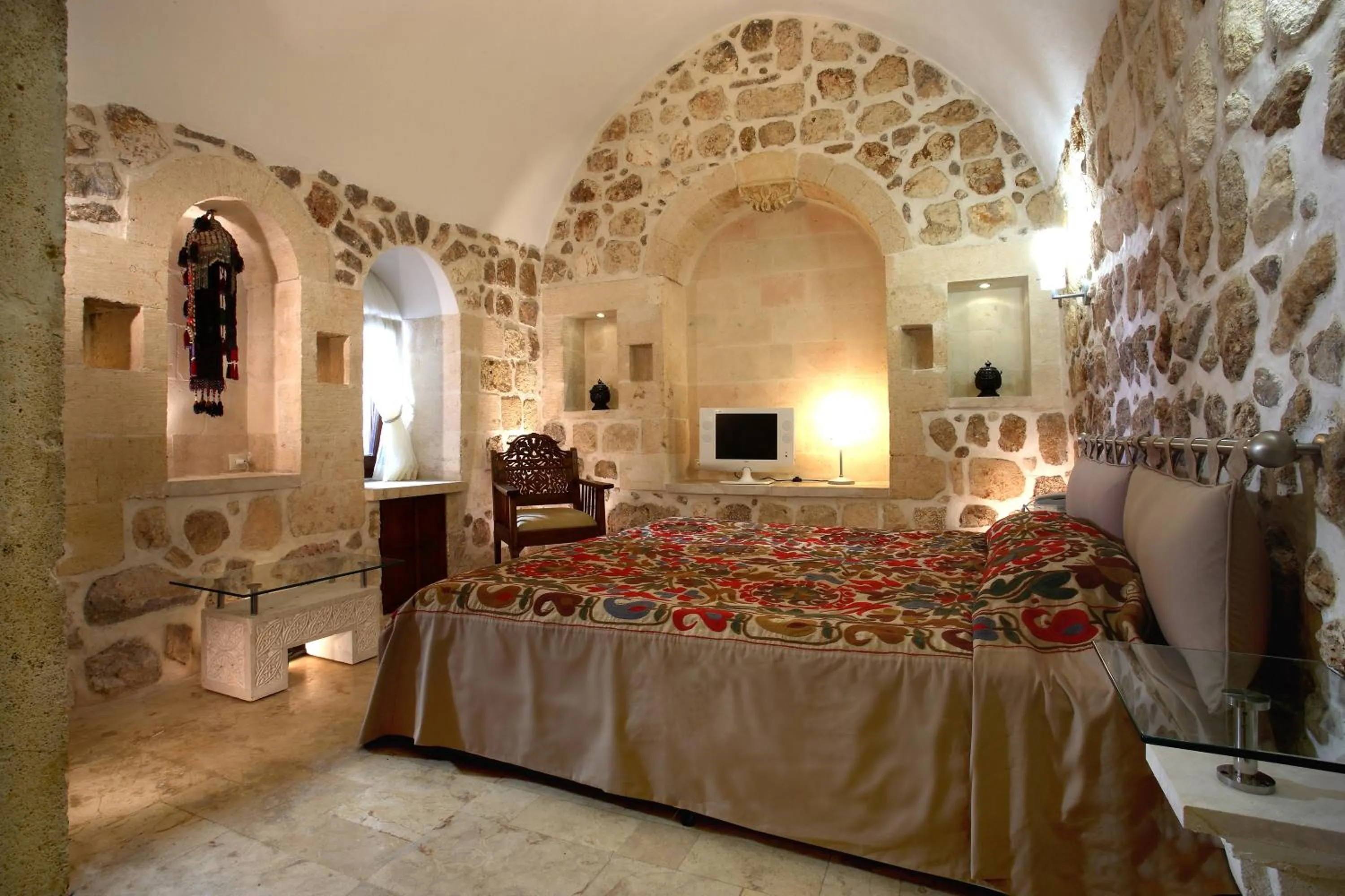 Bed in Kasr-i Nehroz Hotel