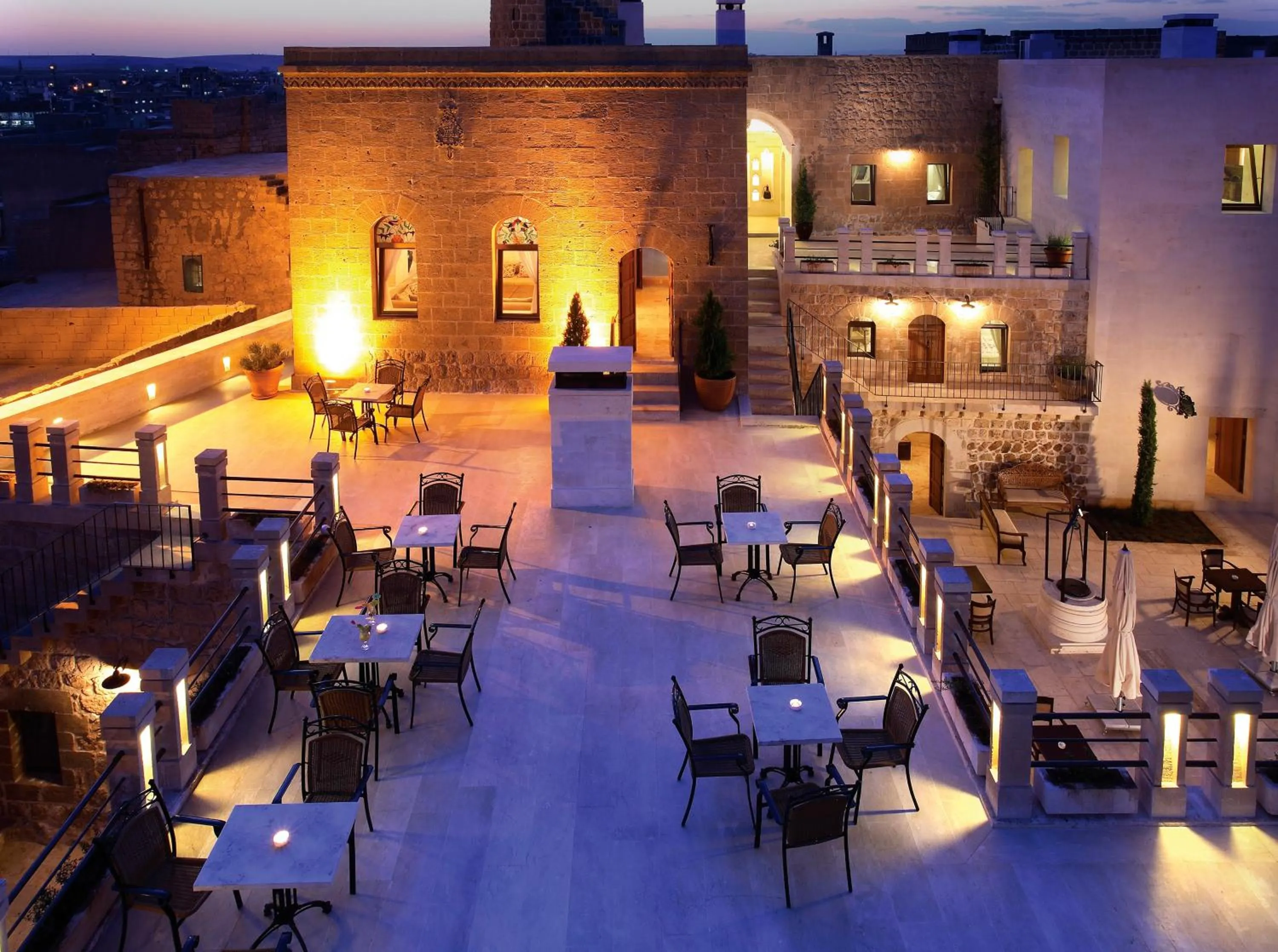 Restaurant/places to eat in Kasr-i Nehroz Hotel