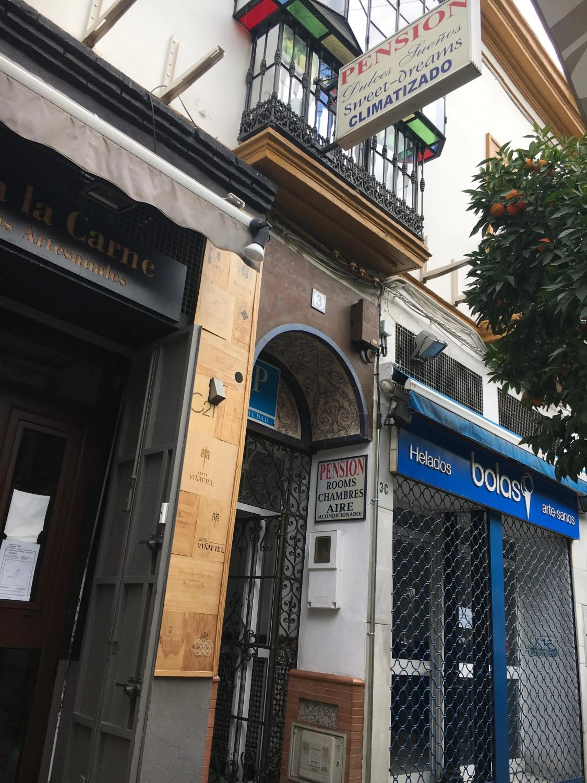 Property building in Pensión Dulces Sueños