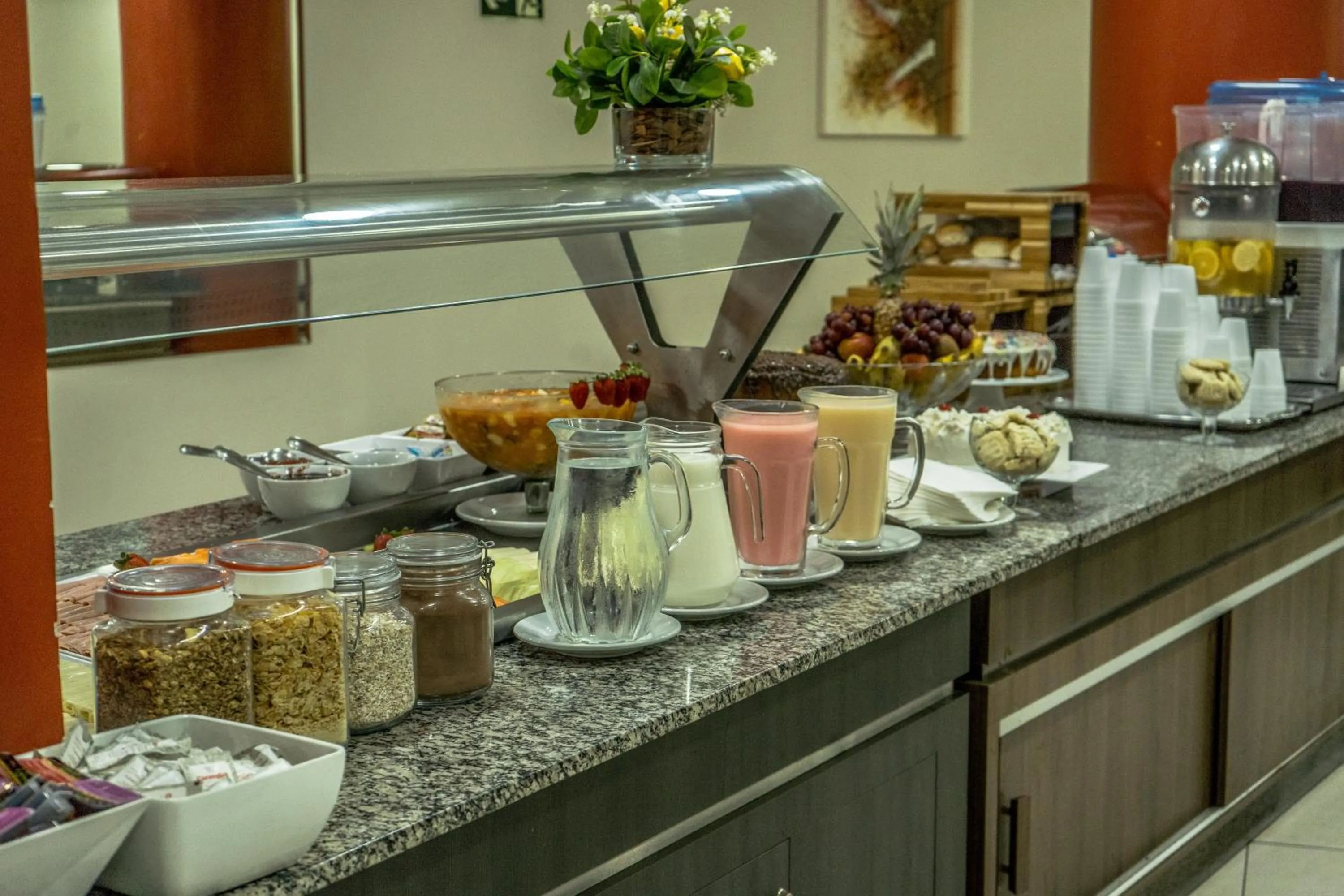 Buffet breakfast in Hotel Nacional Inn Porto Alegre - by Nacional Inn - Próximo à Arena do Grêmio, Parque Harmonia e Réveillon na Orla do Guaíba