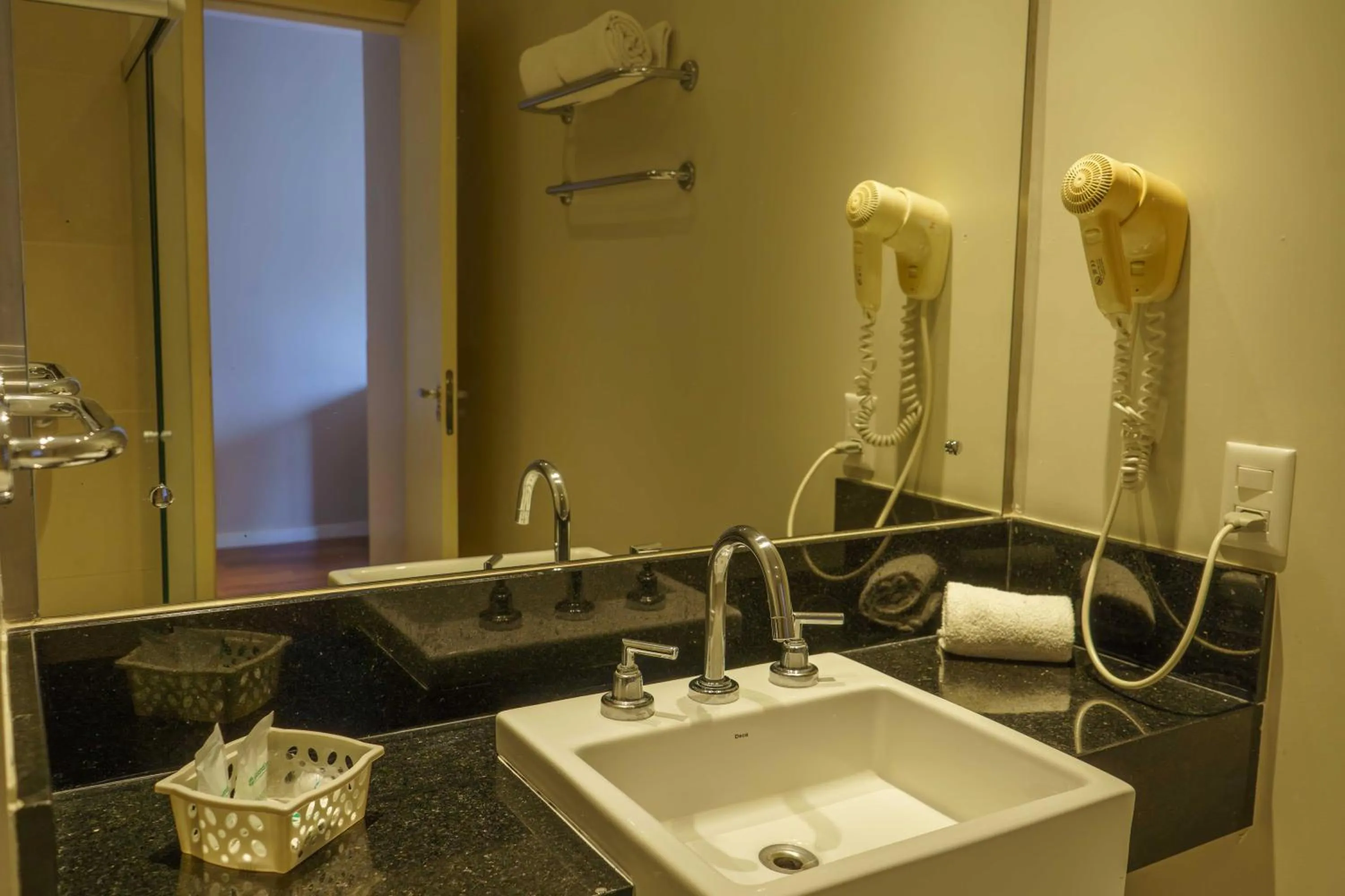 Bathroom in Hotel Nacional Inn Porto Alegre - by Nacional Inn - Próximo à Arena do Grêmio, Parque Harmonia e Réveillon na Orla do Guaíba