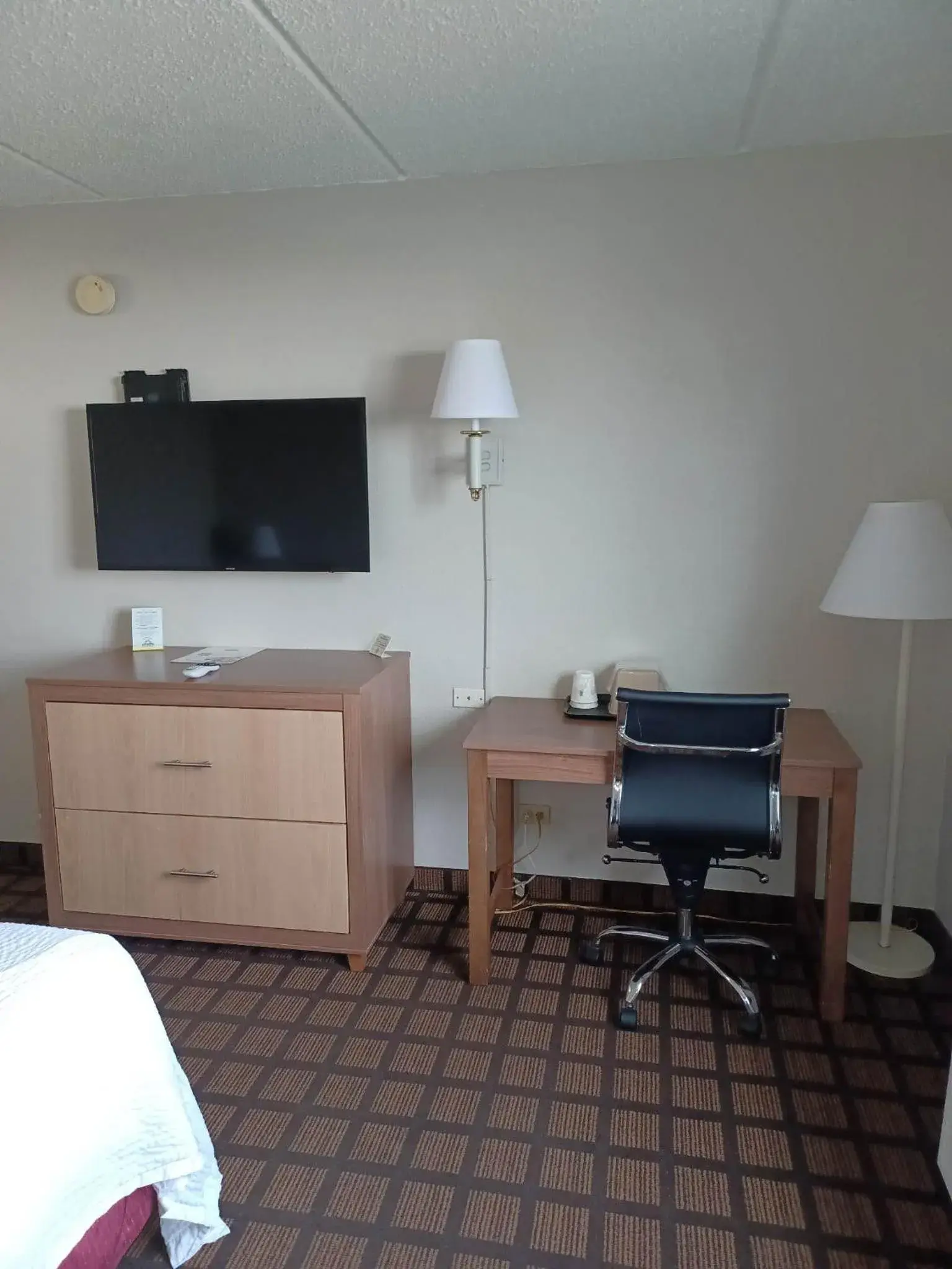 TV and multimedia, Bed in Days Inn & Suites by Wyndham Laredo TV and multimedia, Bed in Days Inn & Suites by Wyndham Laredo