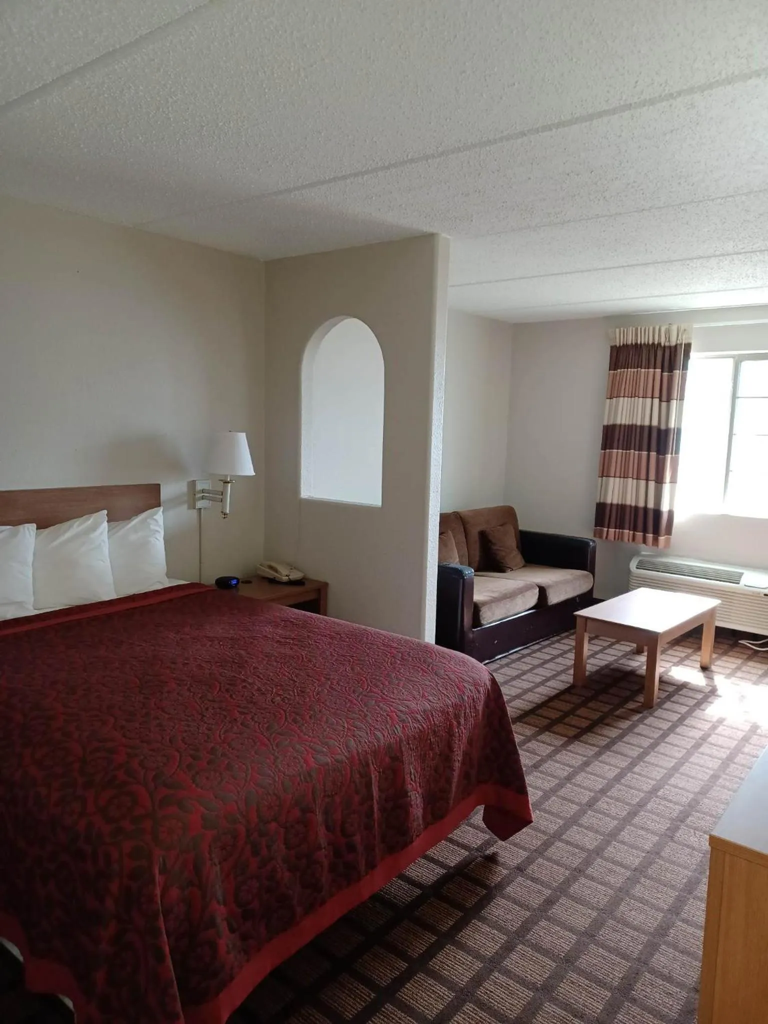 Bed in Days Inn & Suites by Wyndham Laredo