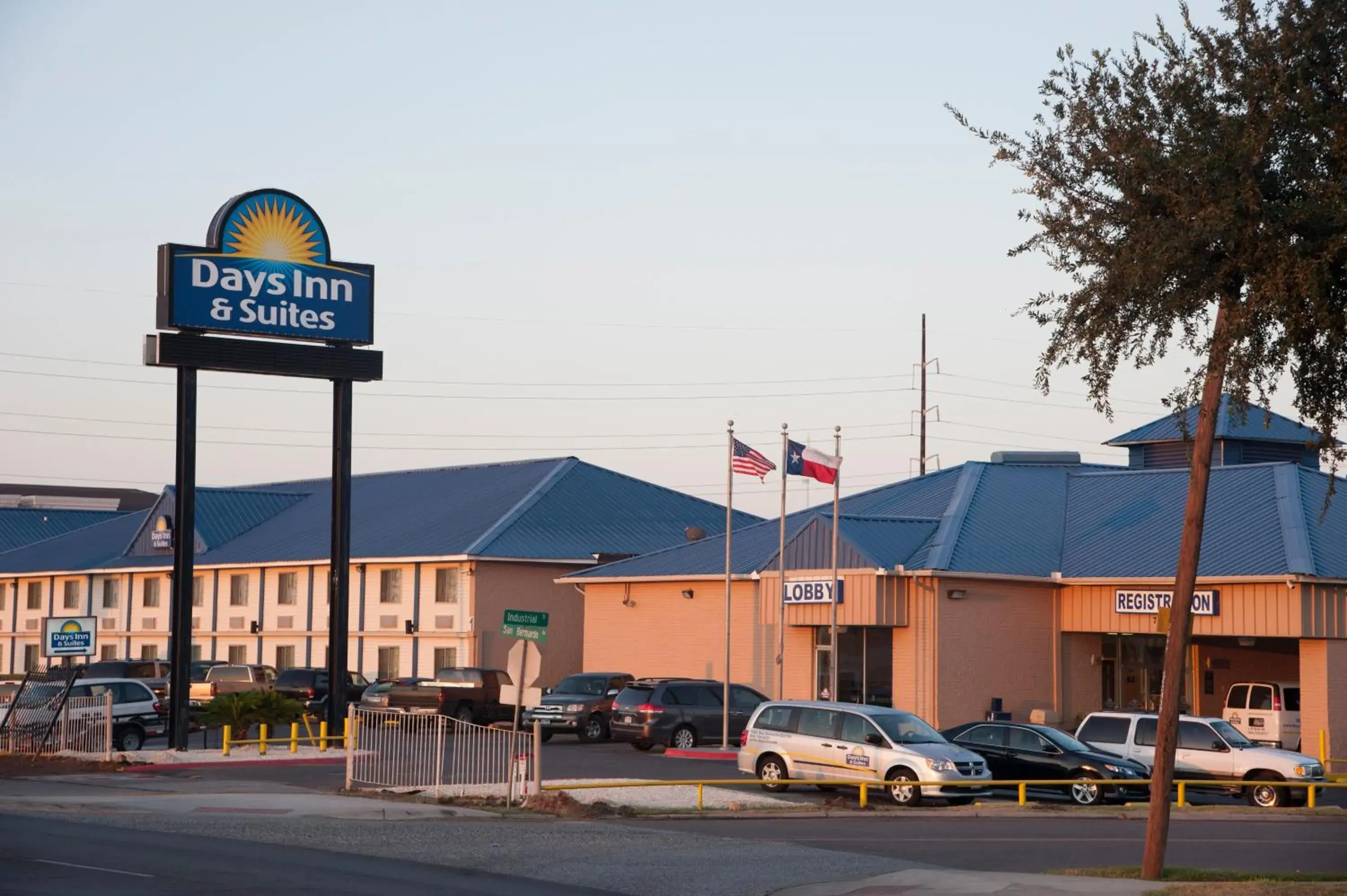 Facade/entrance in Days Inn & Suites by Wyndham Laredo Facade/entrance in Days Inn & Suites by Wyndham Laredo