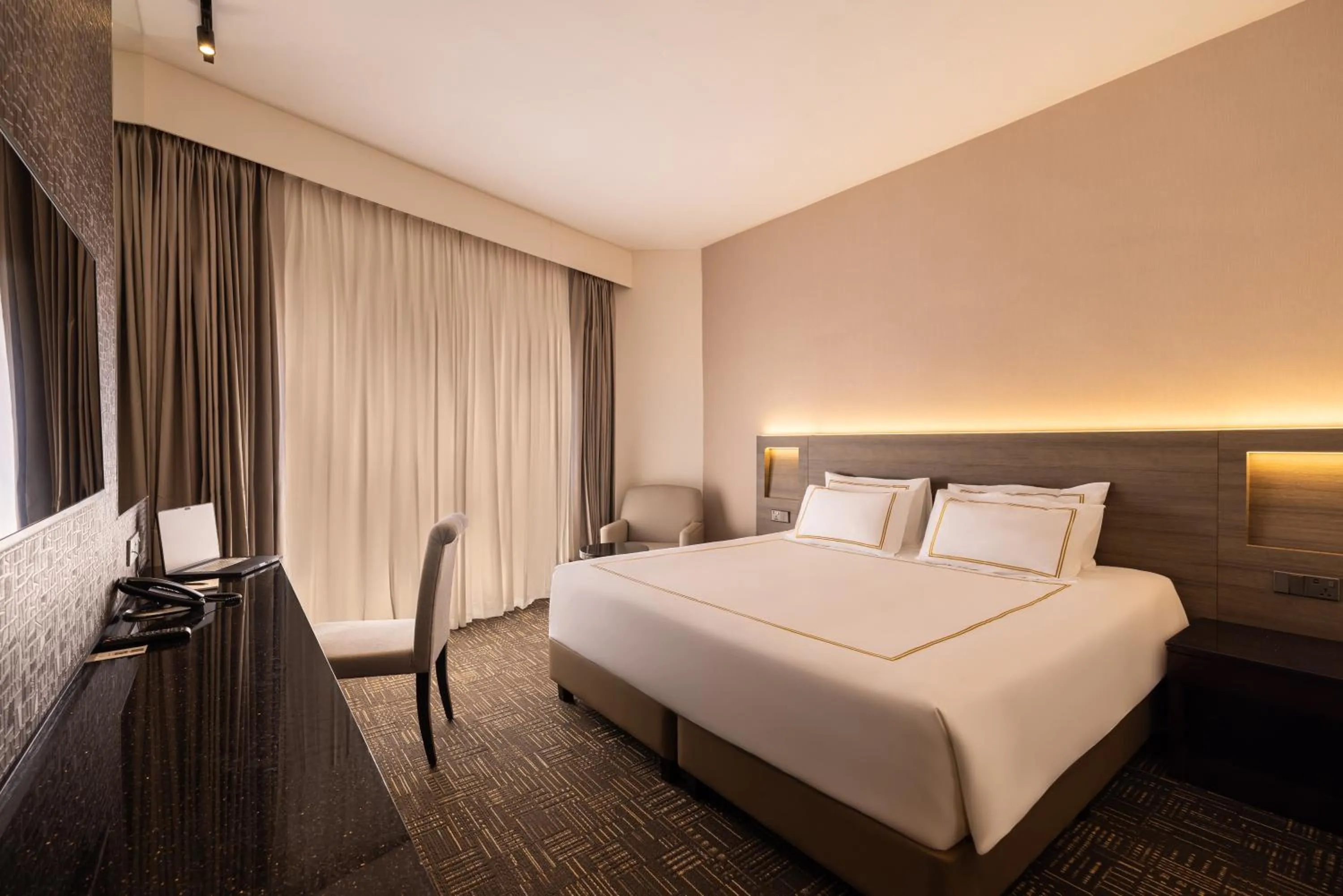 Bedroom, Bed in Hotel Royal Queens