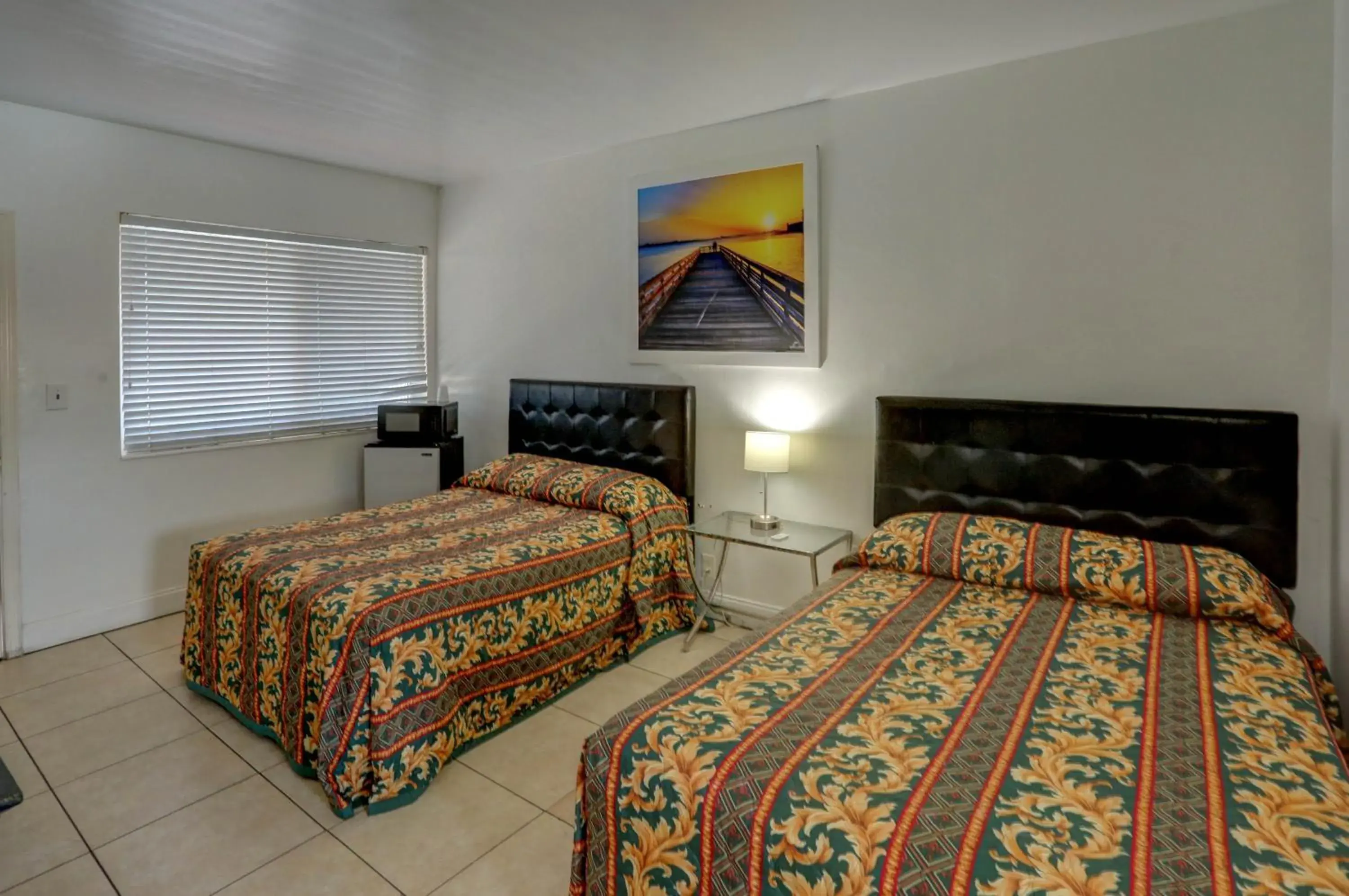 Bed in Beach and Town Motel Bed in Beach and Town Motel