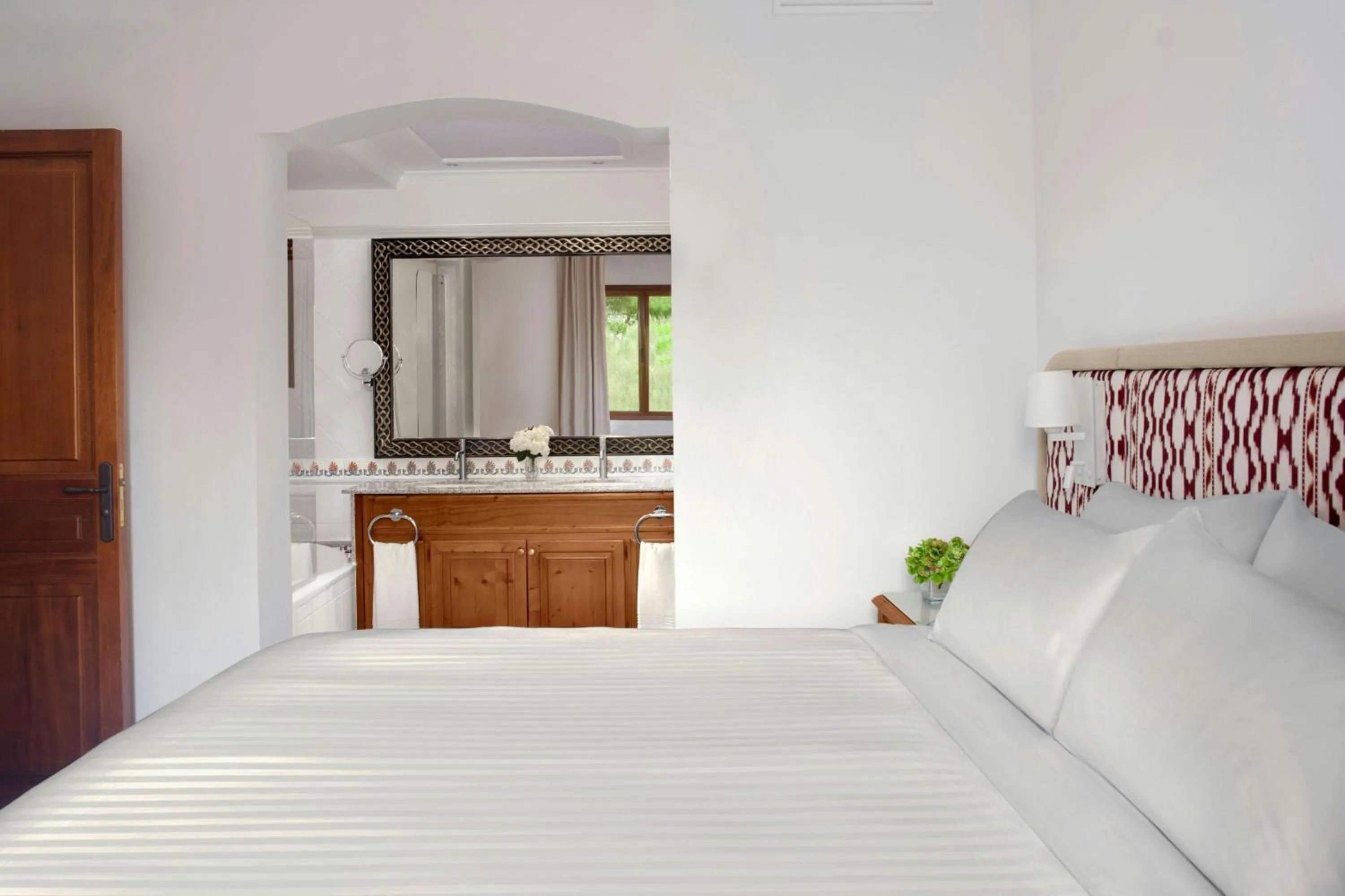 Bathroom, Bed in Marriott’s Club Son Antem