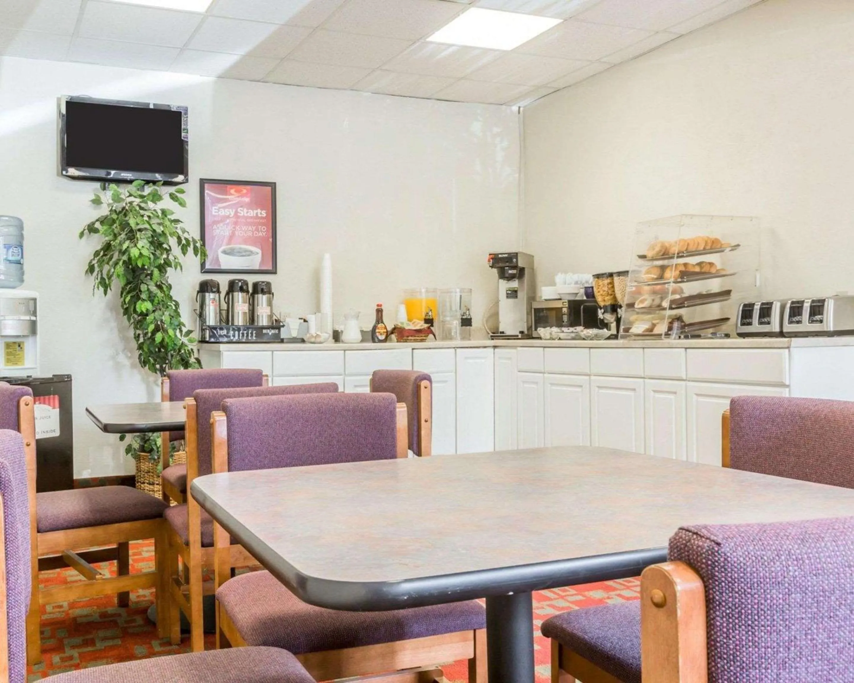 Restaurant/Places to Eat in Econo Lodge Stewart International Airport