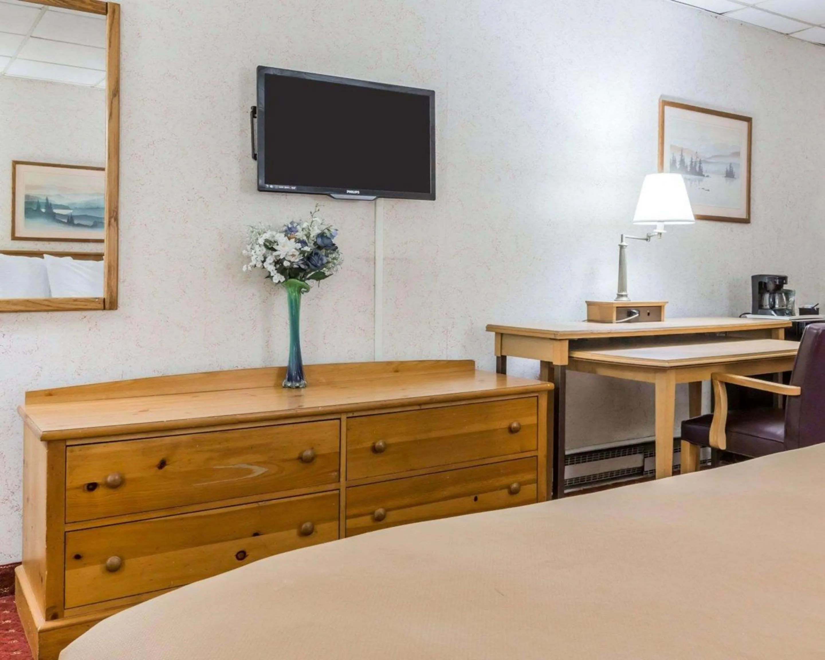 Photo of the whole room, TV/Entertainment Center in Econo Lodge Stewart International Airport