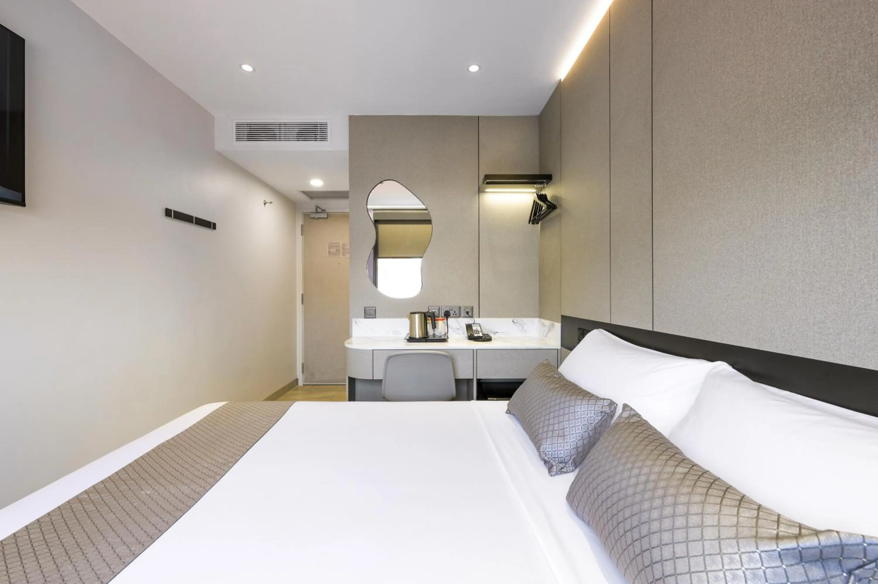 Bed in Hotel 81 Palace - NEWLY RENOVATED