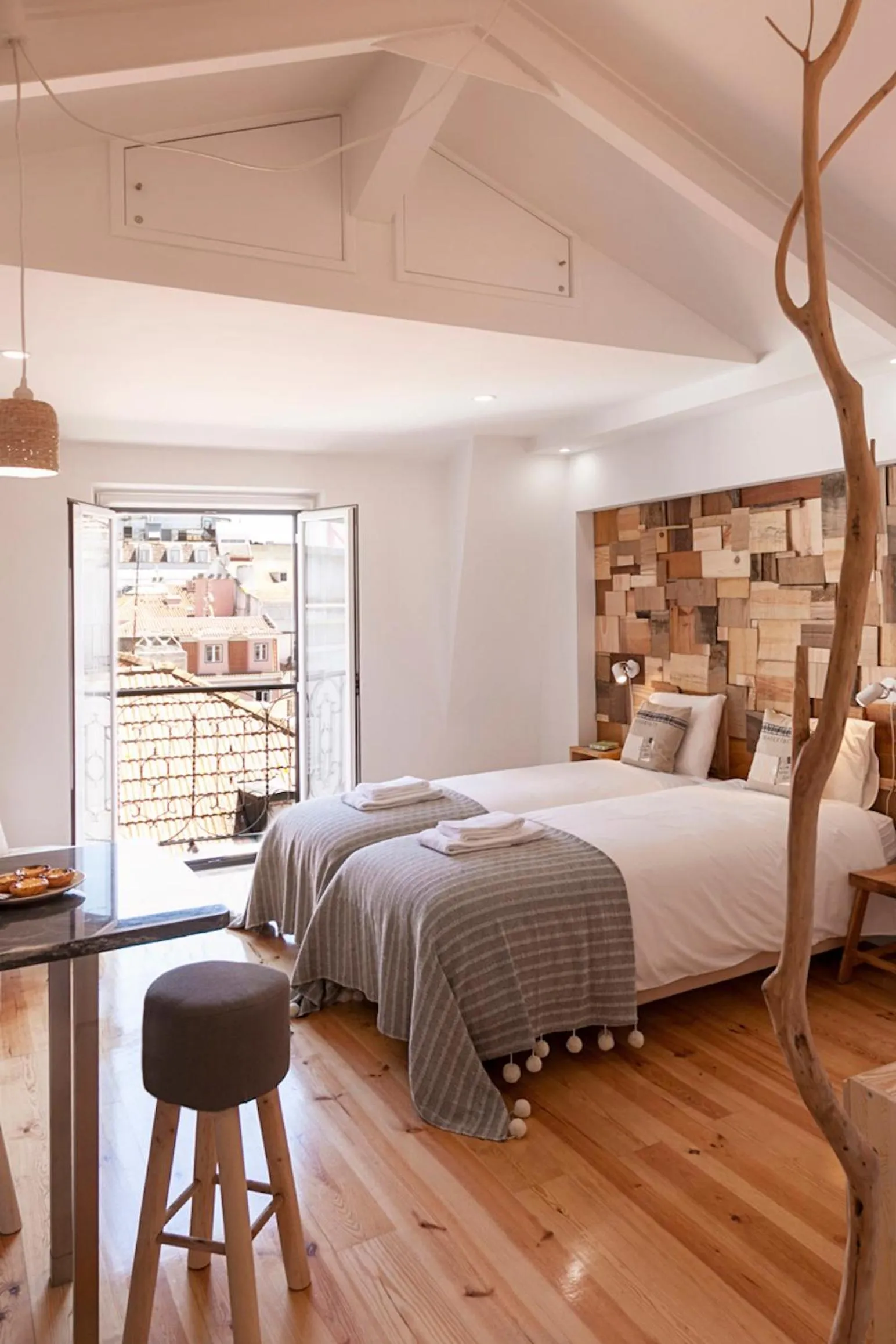 Bedroom, Bed in Bairro Alto Studio Apartments - by LU Holidays