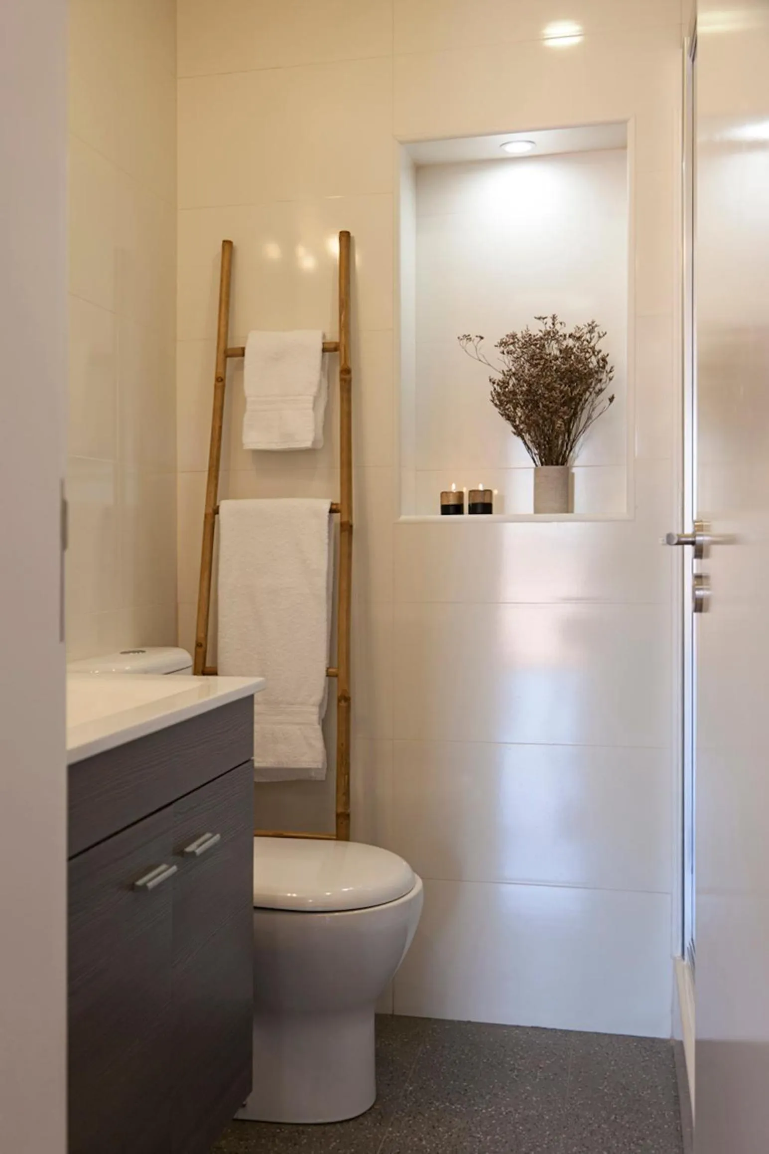 Bathroom in Bairro Alto Studio Apartments - by LU Holidays