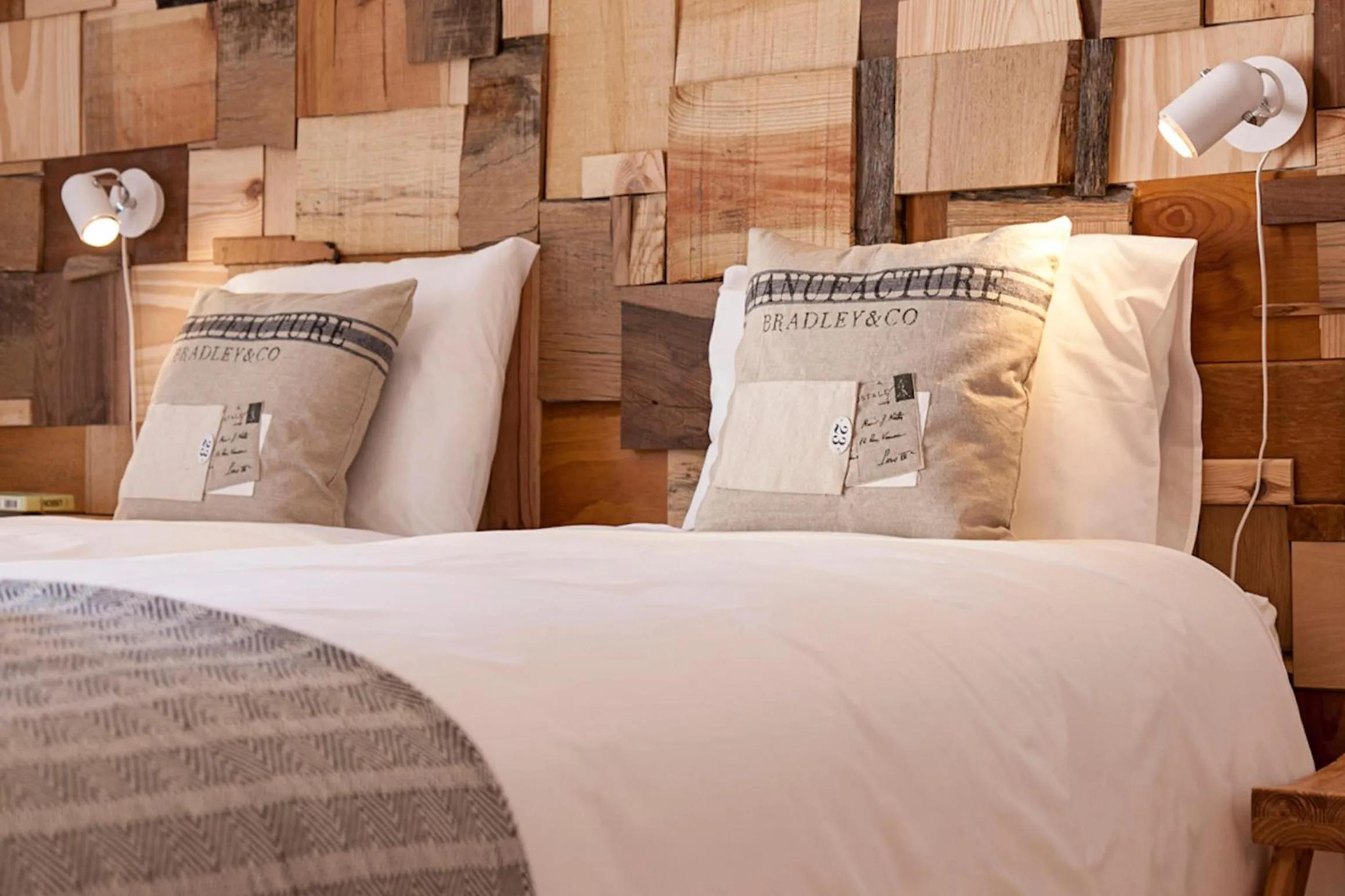 Bedroom, Bed in Bairro Alto Studio Apartments - by LU Holidays