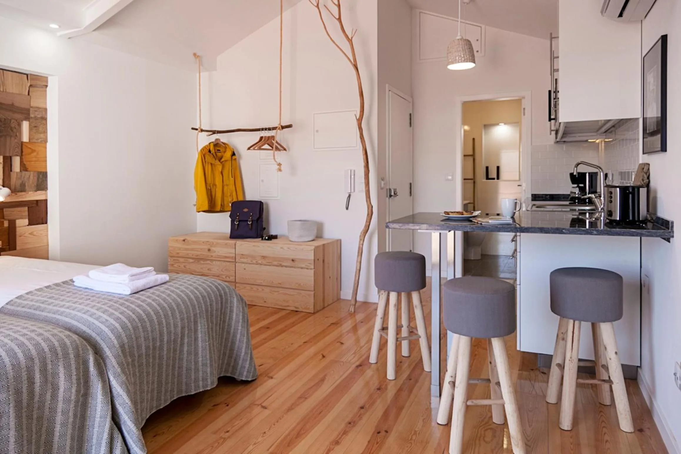Kitchen or kitchenette, Bed in Bairro Alto Studio Apartments - by LU Holidays