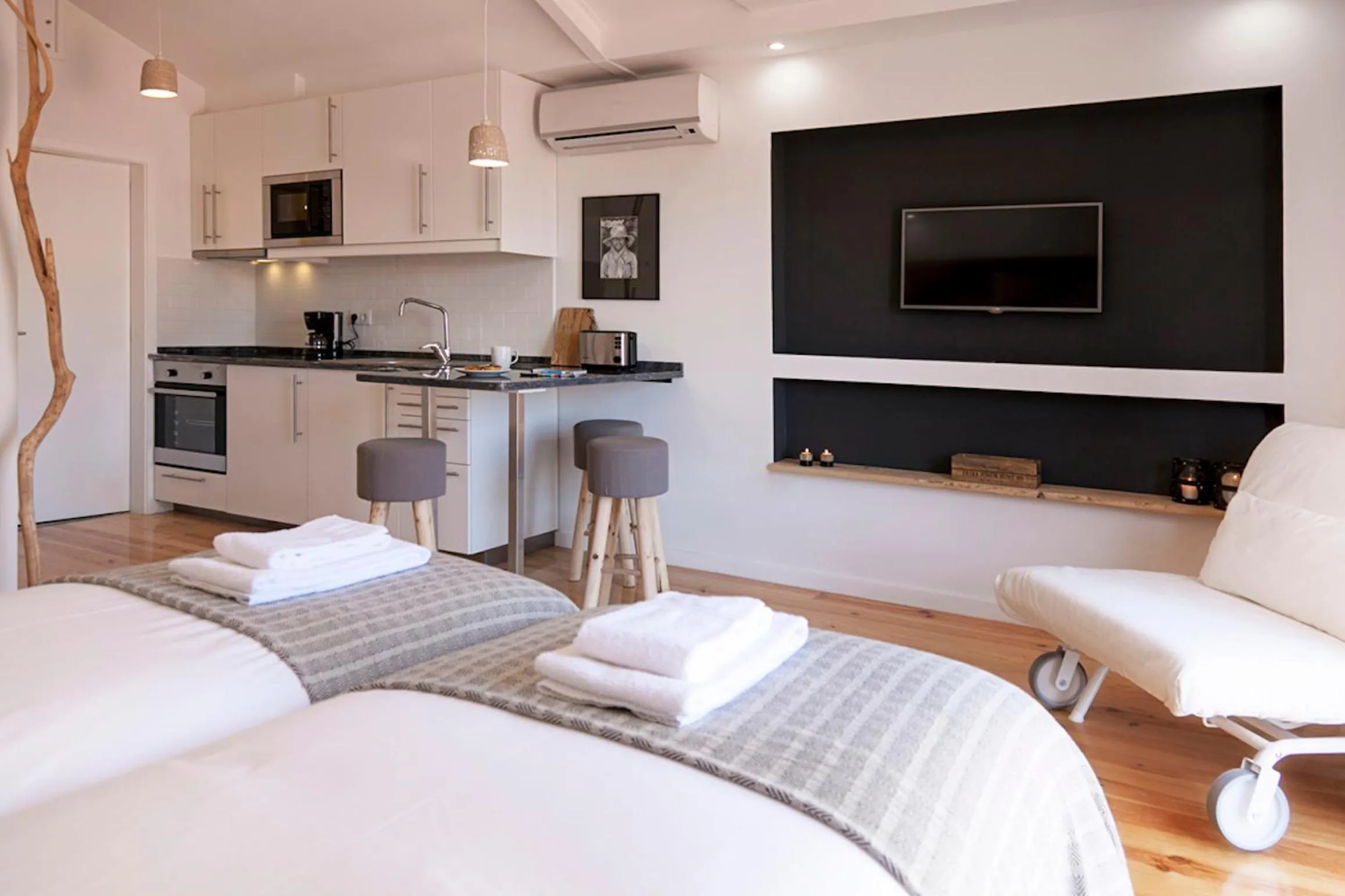 Living room, Bed in Bairro Alto Studio Apartments - by LU Holidays